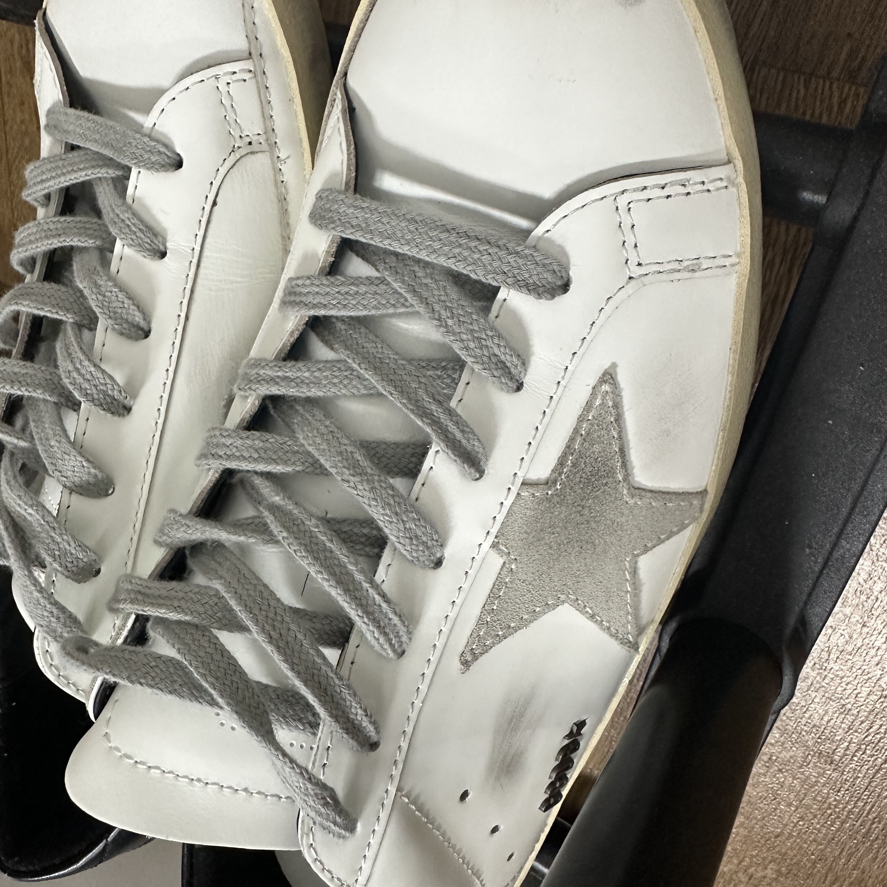 Golden Goose Superstar White Black Heel Tab Sneakers 착용 스타일 - 1
