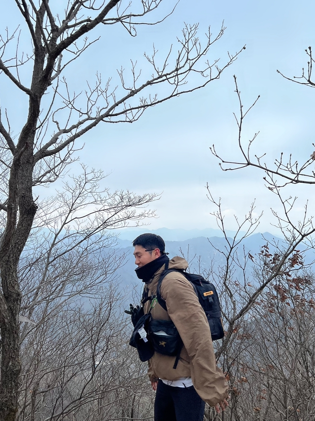 Stussy Wave Dye Beach Shell Jacket Brown, Arc'teryx Mantis 2 Waistpack 24K Black 착용 스타일 - 3