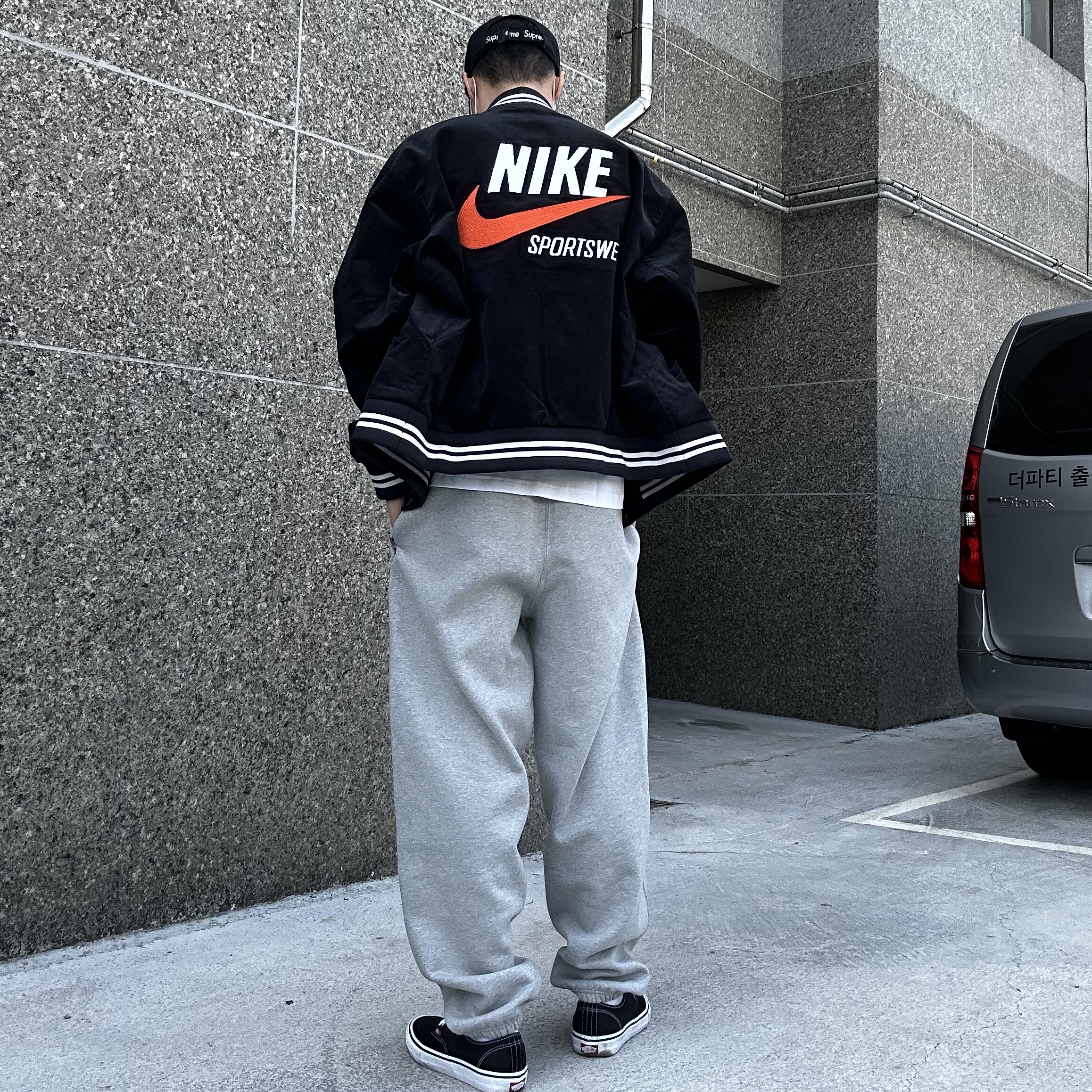 Nike x Stussy NRG Fleece Pants Dark Grey Heather (DO9340-063) 착용 스타일