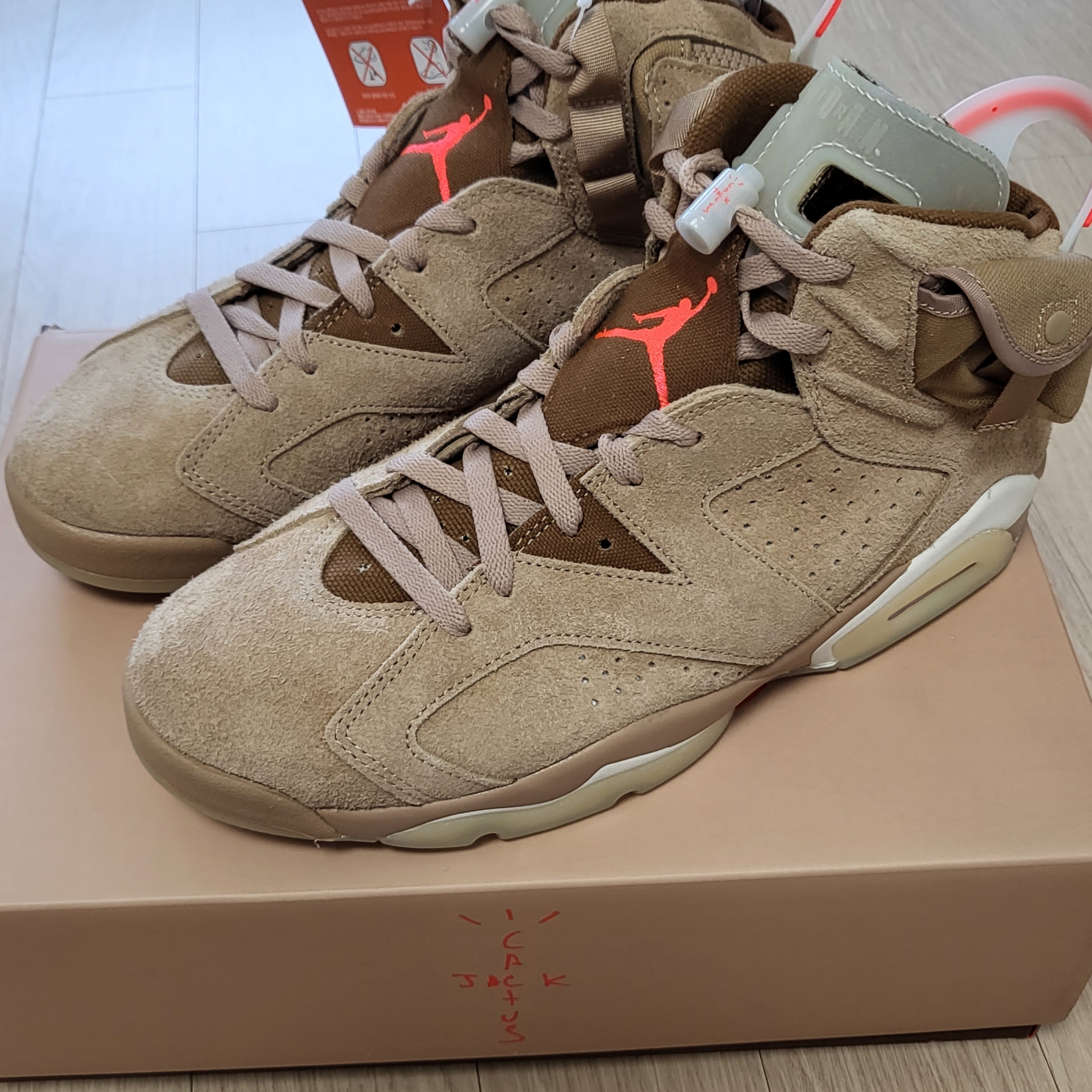 Jordan 6 x Travis Scott Retro SP British Khaki 착용 스타일 - 2