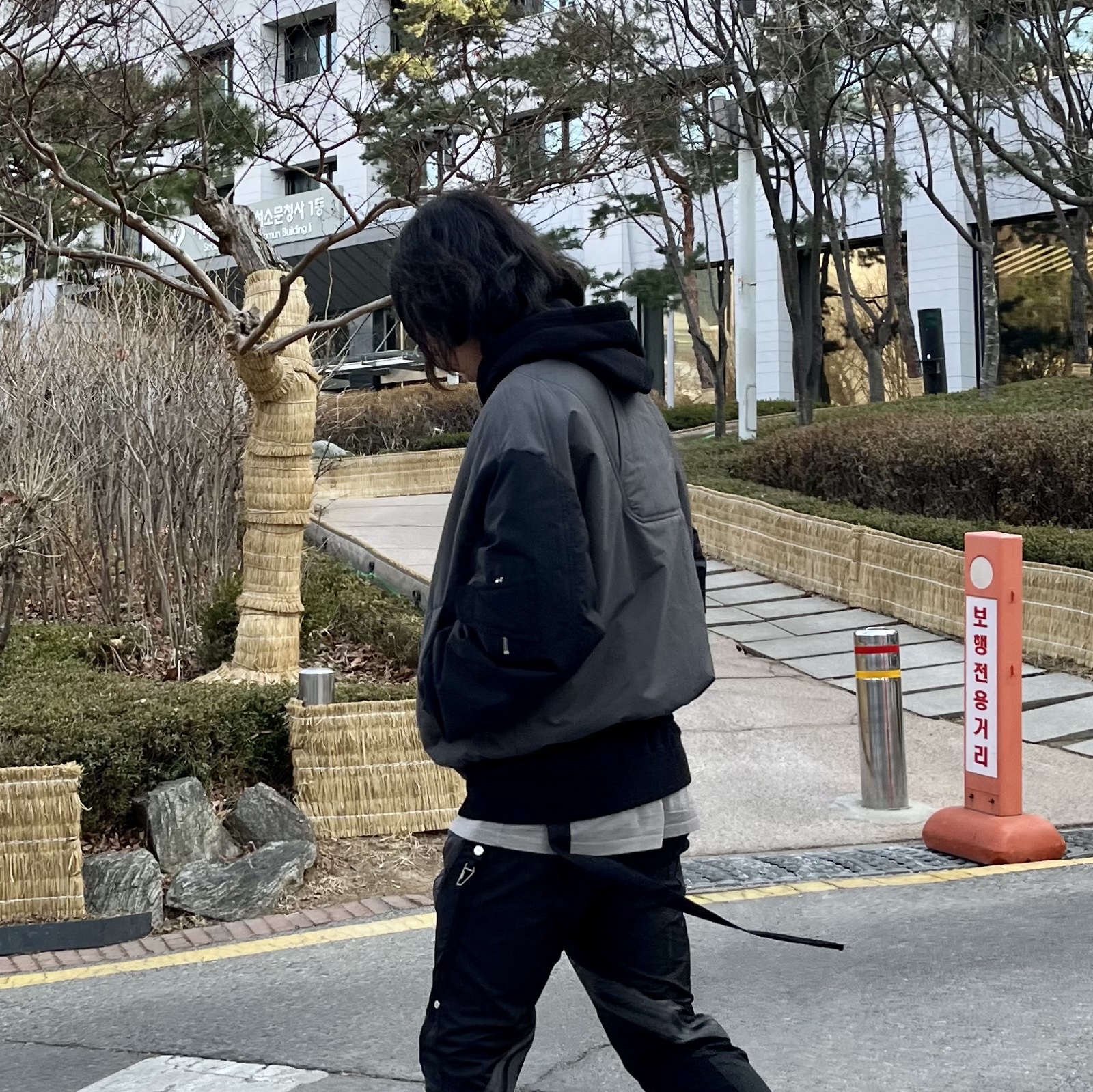 Undermycar Ababell Multi Flap Oversized Bomber Balsam Green - 22SS, Nike x Stussy Air Zoom Spiridon Cage 2 Fossil 착용 스타일 - 1