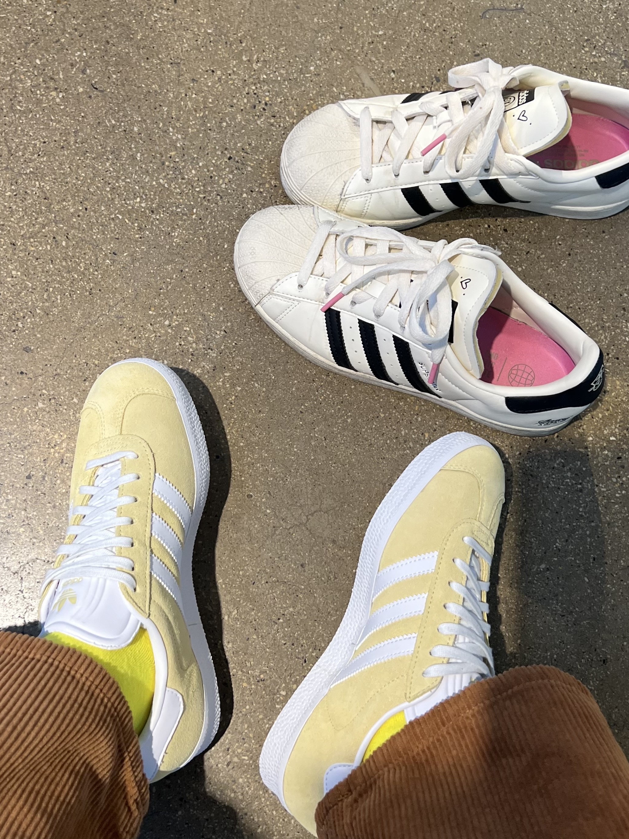 Adidas Gazelle Almost Yellow, Adidas x Andre Saraiva Superstar Cream White Core Black 착용 스타일 - 5