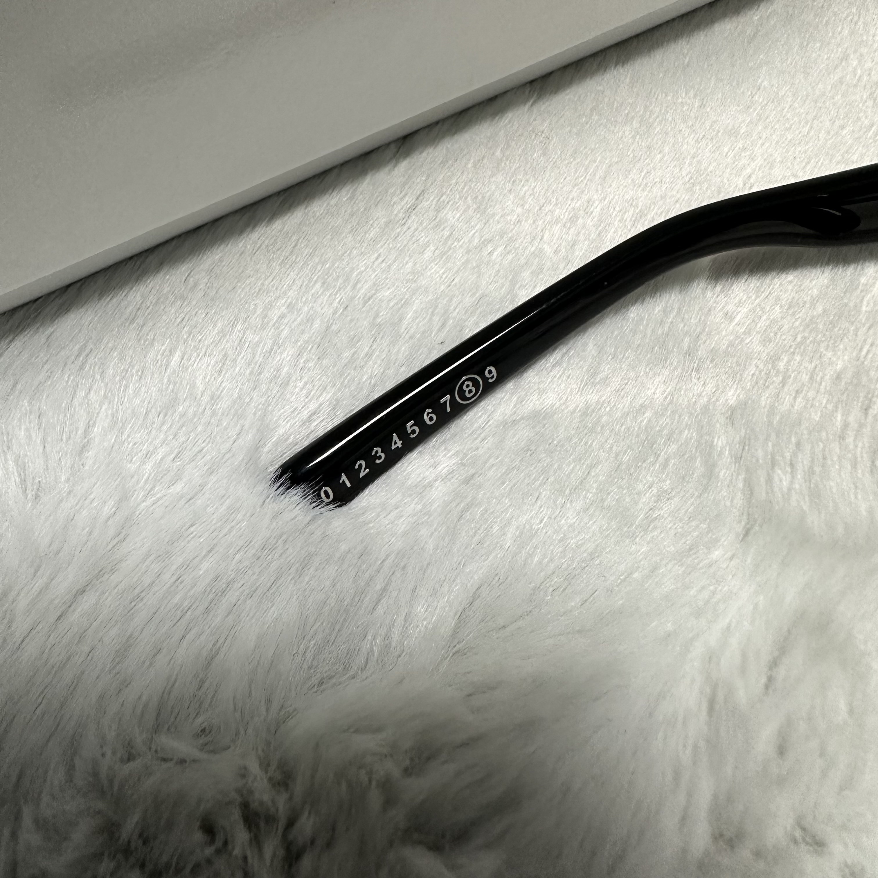 Gentle Monster x Maison Margiela MM010 Clear Black 착용 스타일 - 4