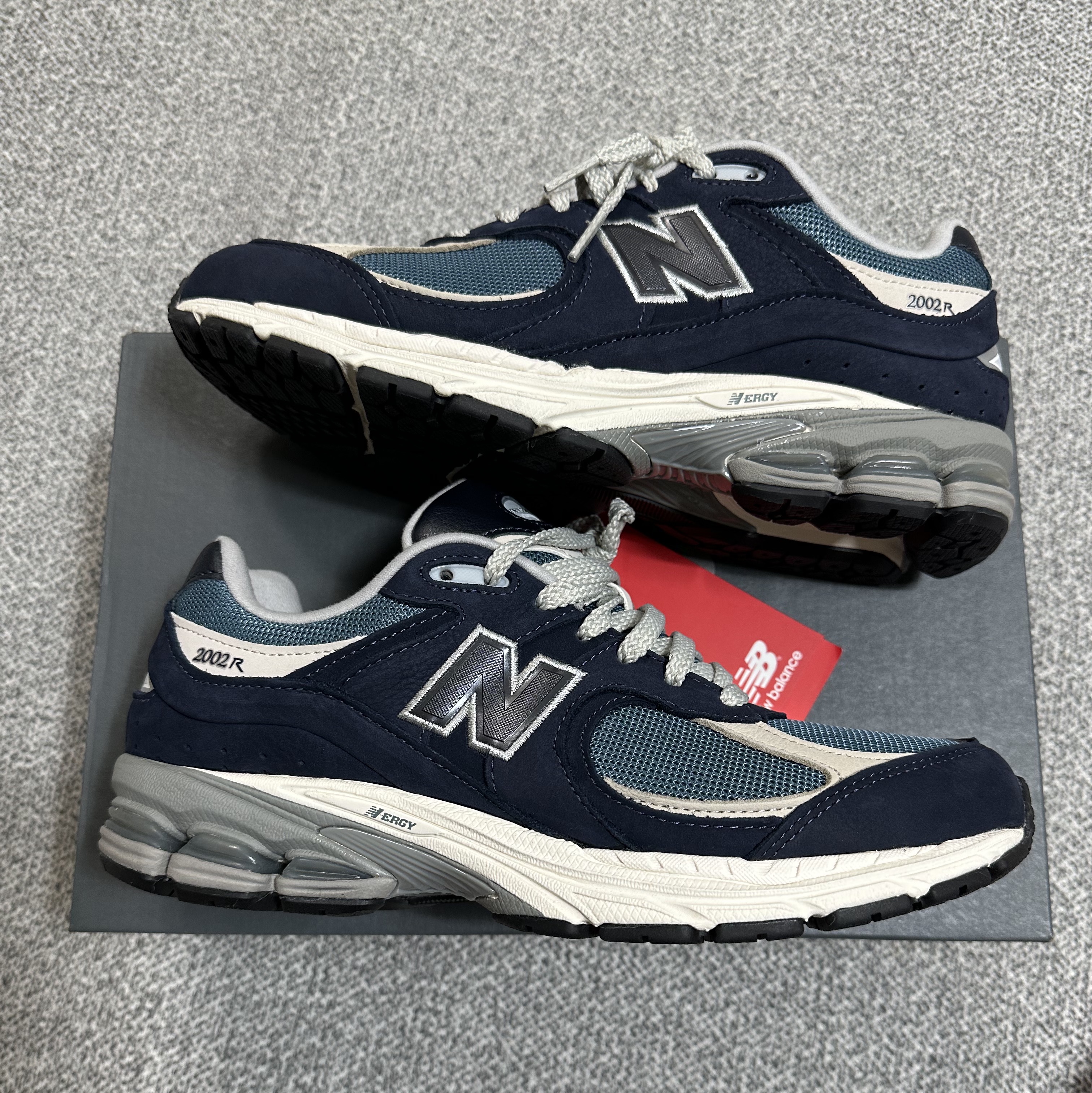 New Balance 2002R Dark Navy 착용 스타일 - 1