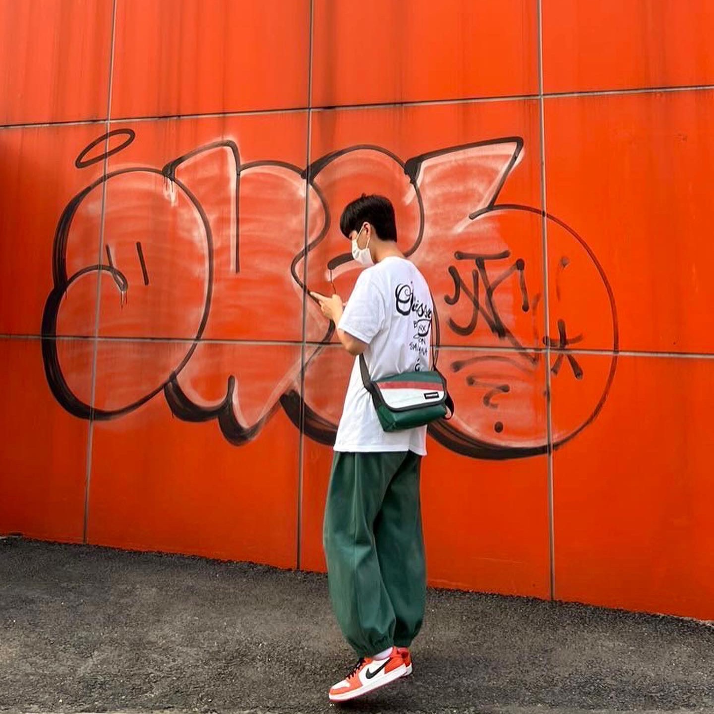 (W) Jordan 1 Low OG Starfish, Stussy World Tour T-Shirt White 착용 스타일 - 2