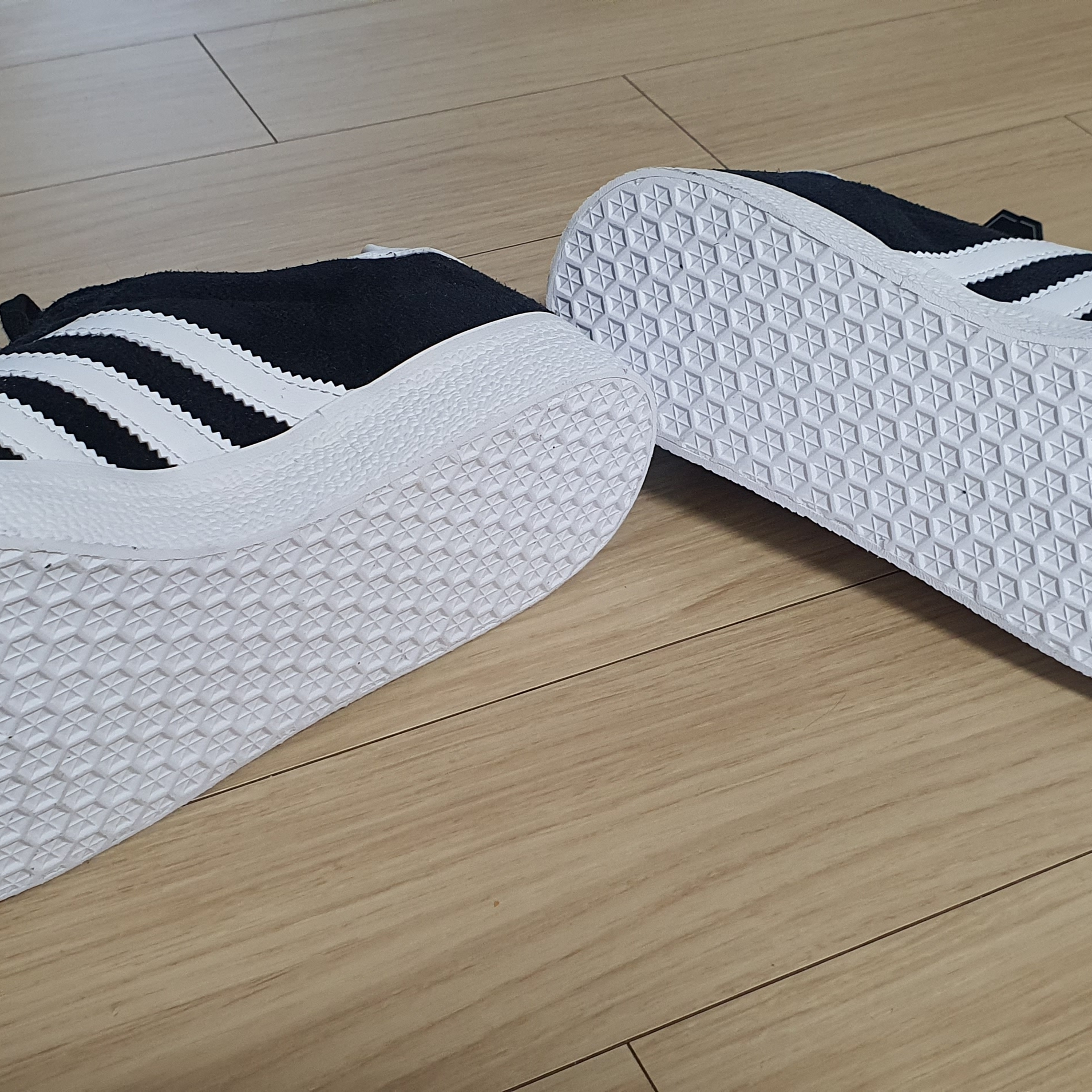 Adidas Gazelle Core Black White 착용 스타일 - 3