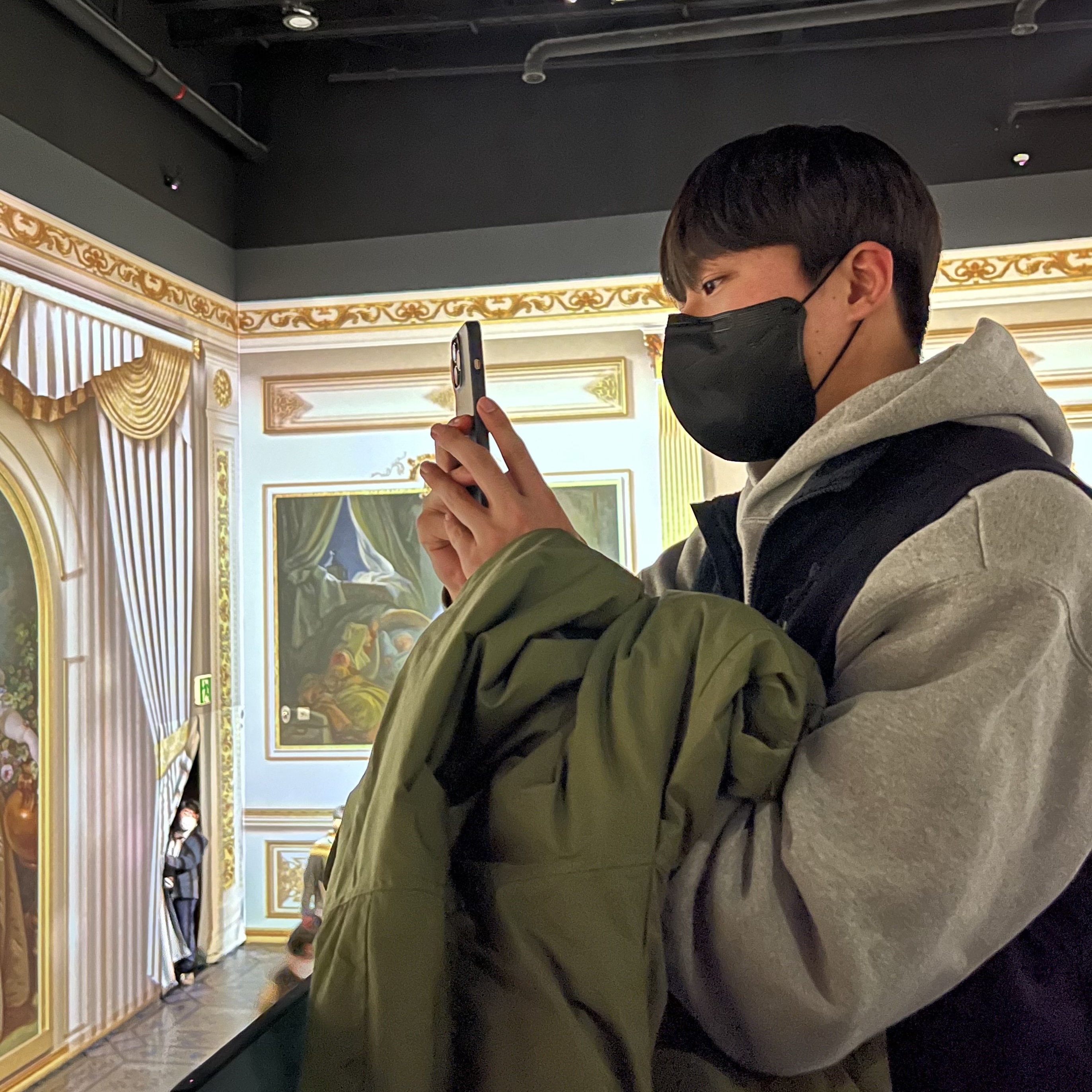 Essentials The Core Collection Hoodie Dark Oatmeal 착용 스타일