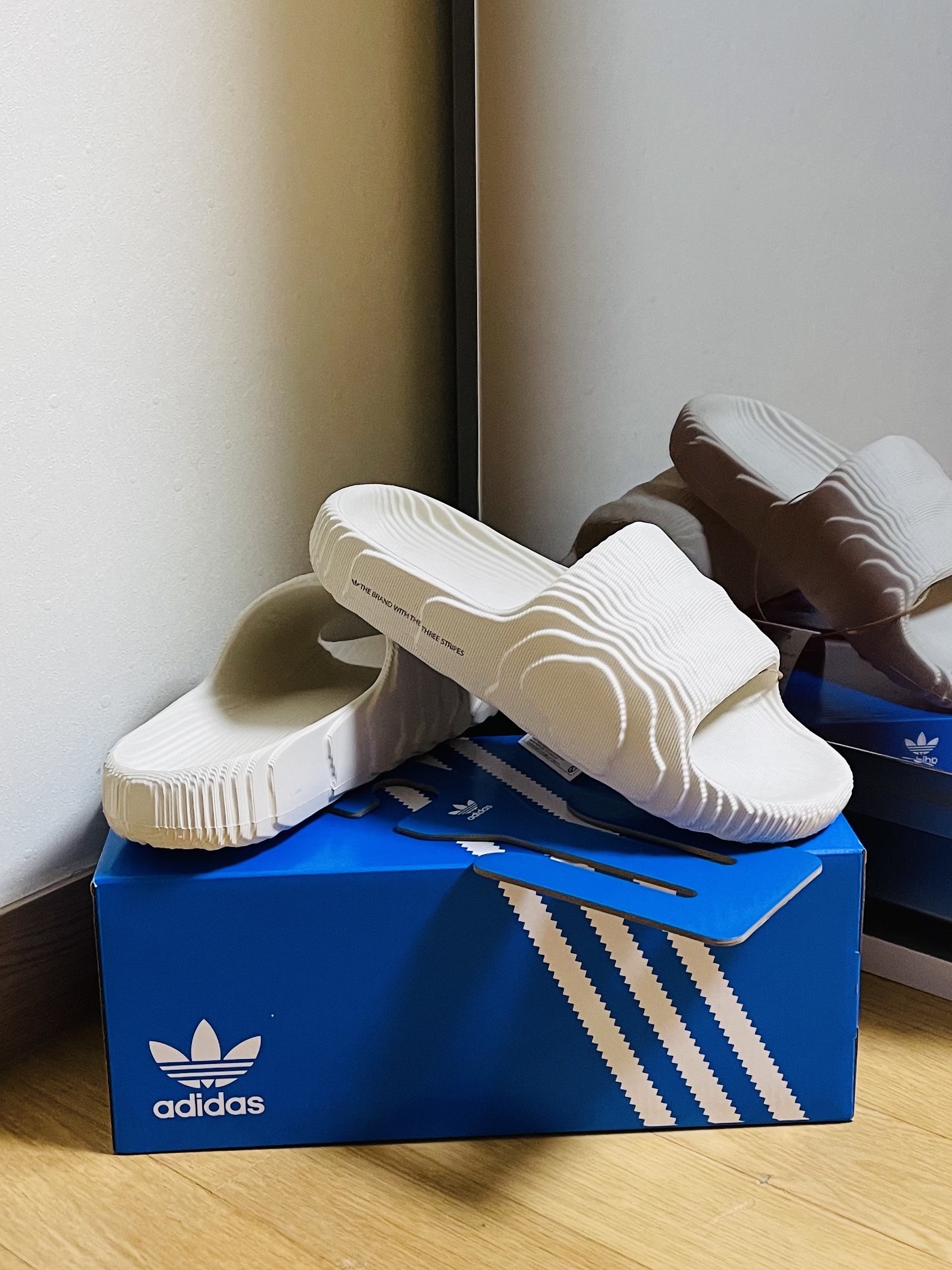 Adidas Adilette 22 Aluminium 착용 스타일