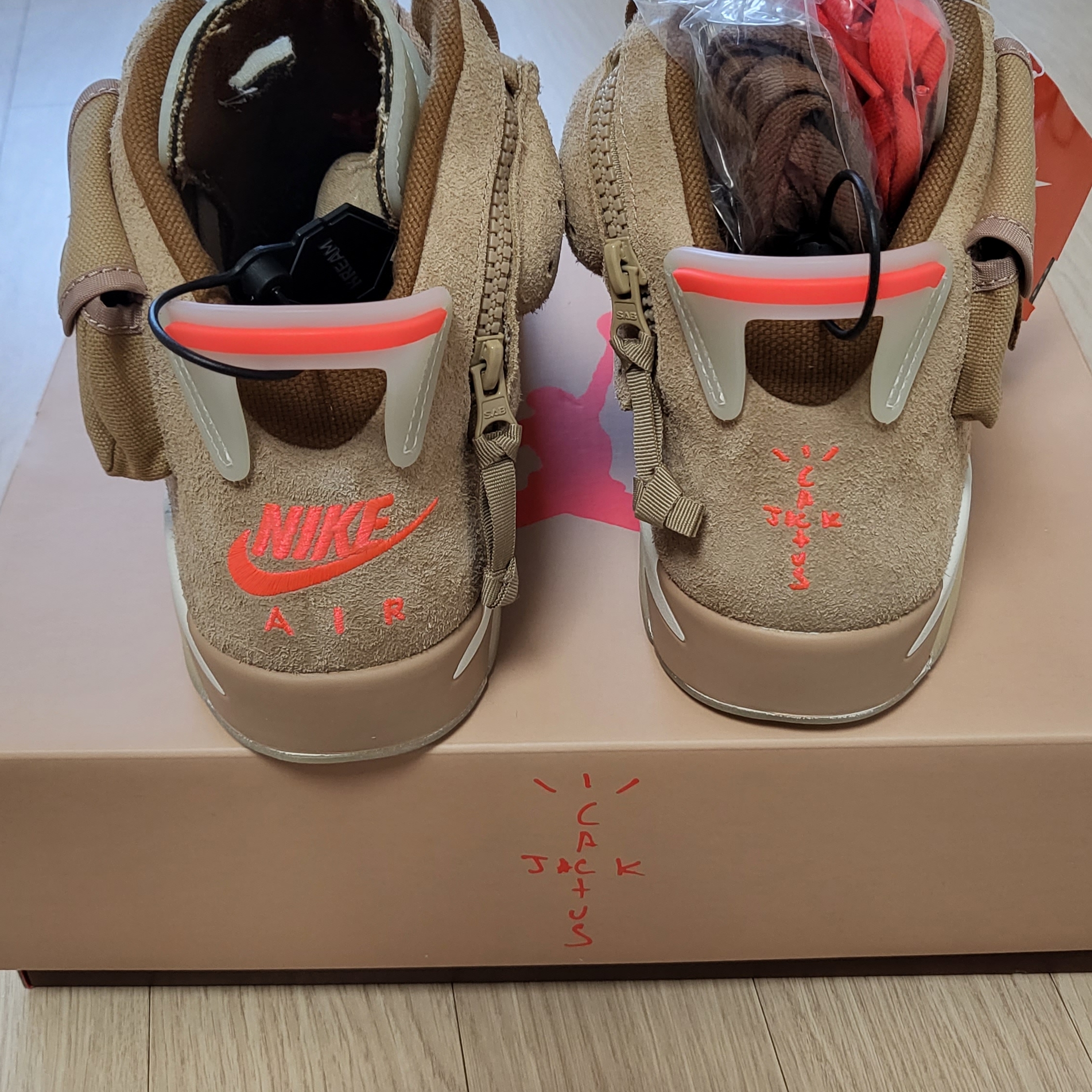 Jordan 6 x Travis Scott Retro SP British Khaki 착용 스타일 - 3