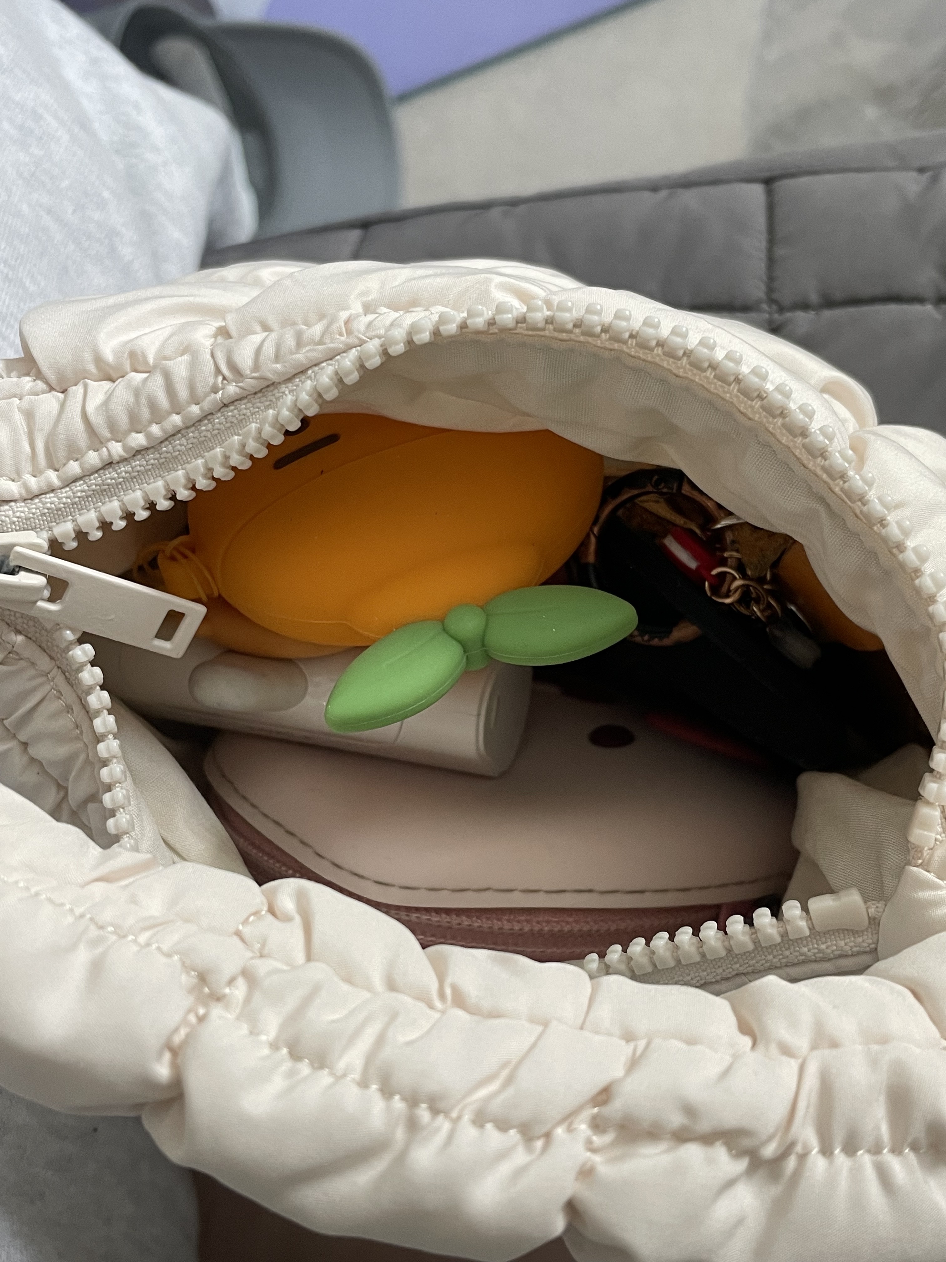 COS Quilted Micro Bag Off White 착용 스타일 - 3