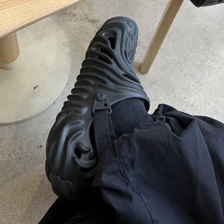 Crocs x Salehe Bembury Pollex Clog Sasquatch 착용 스타일