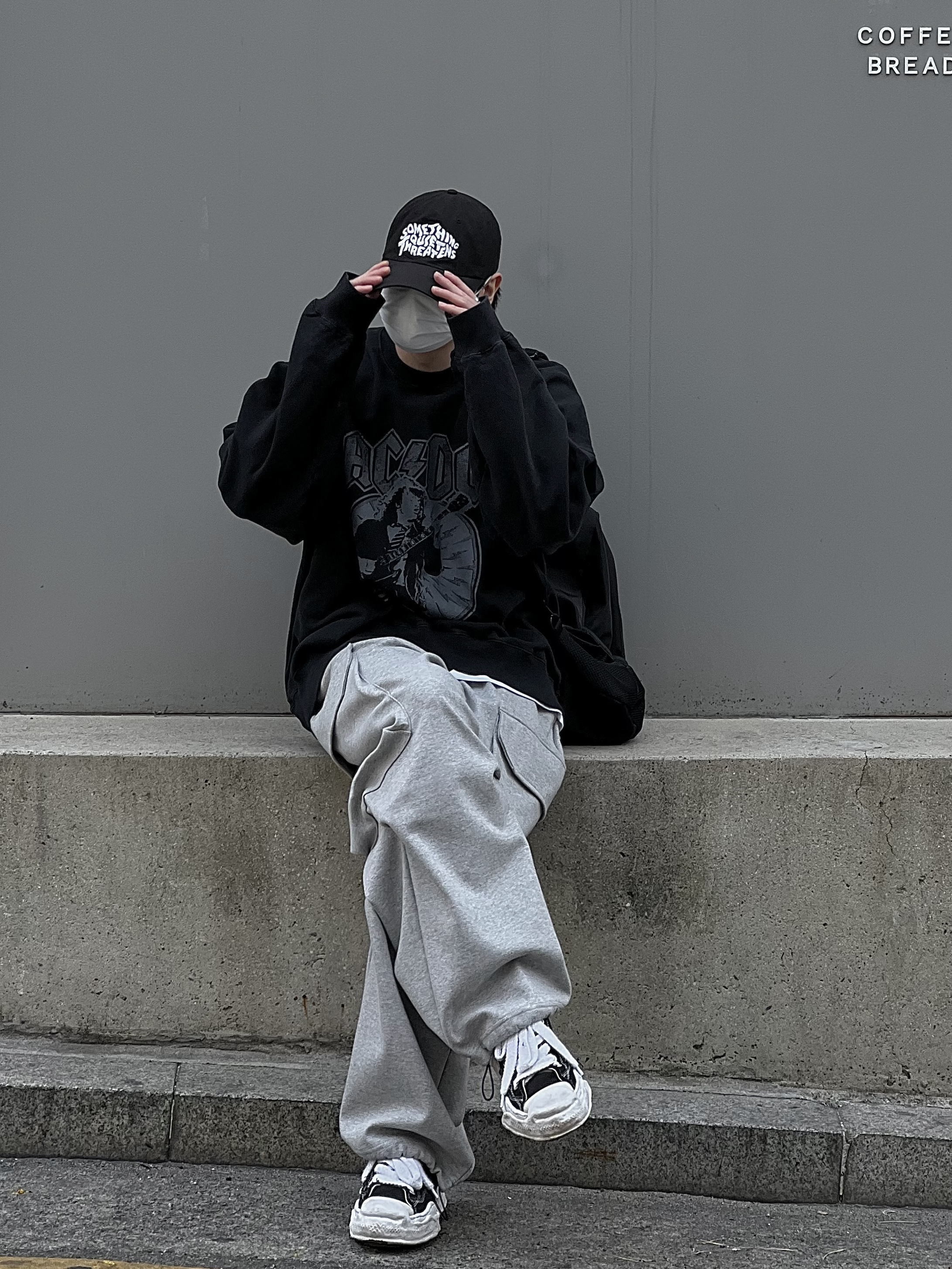 Maison Mihara Yasuhiro Hank OG Sole Canvas Low-top Sneakers Black 착용 스타일 - 3