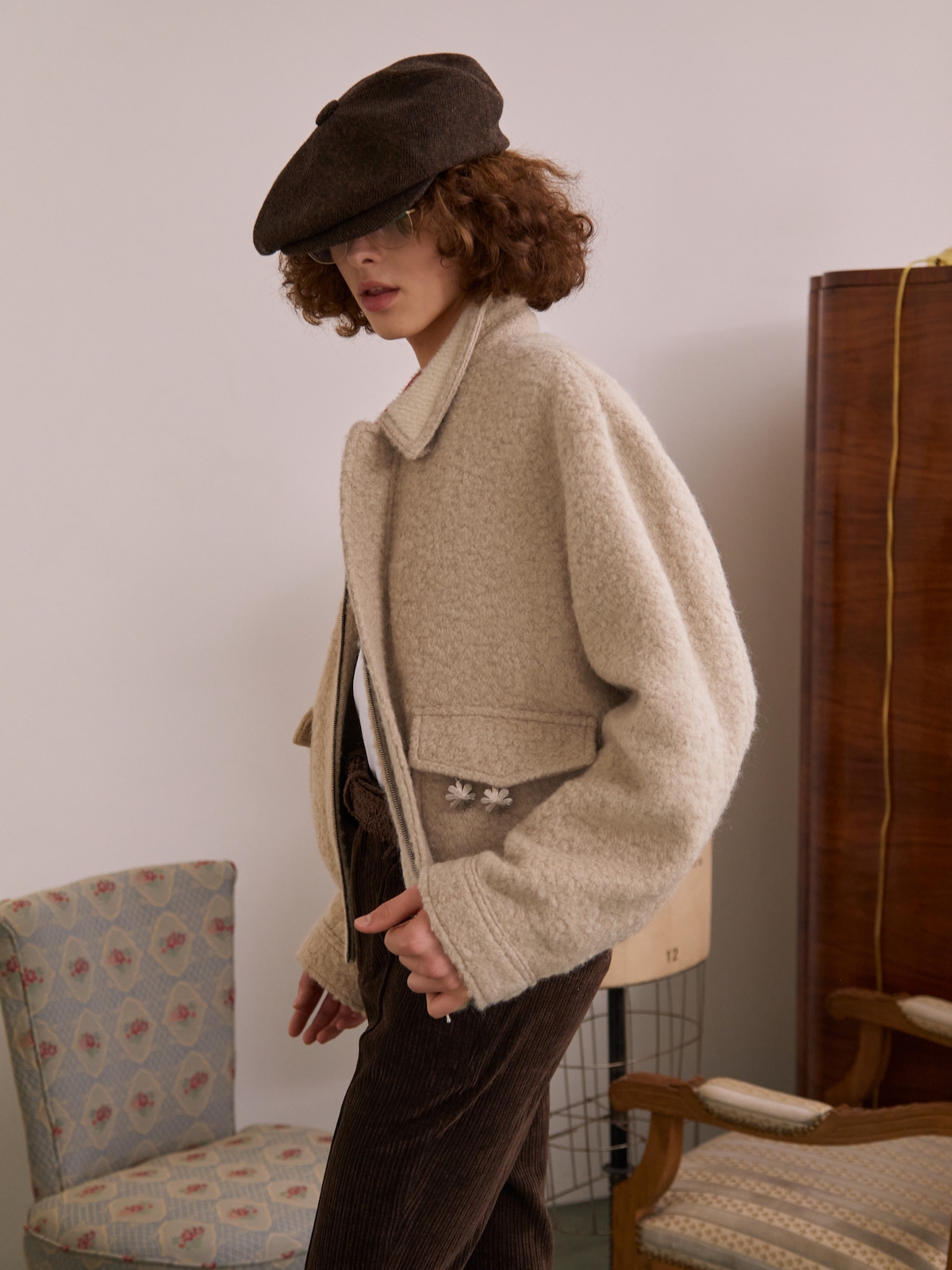 [KREAM 단독] STU Brushed Panels Short Jacket Beige, [KREAM 단독] STU Flower Metal Brooch 착용 스타일