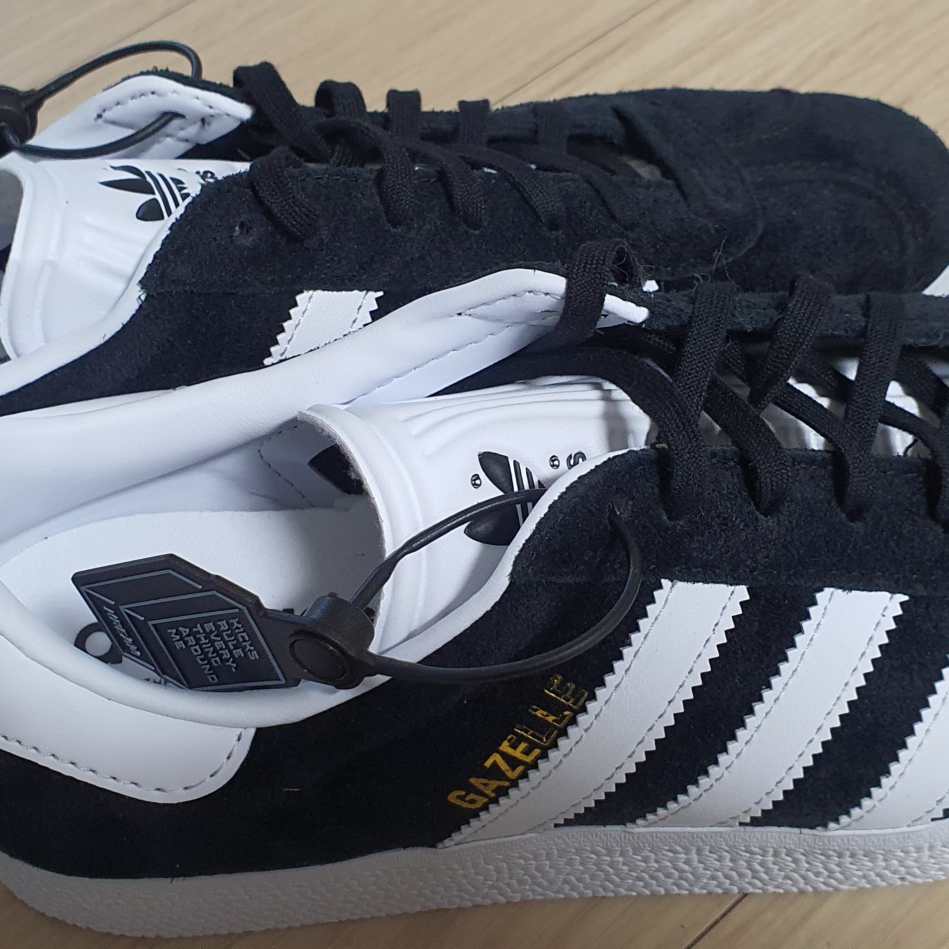 Adidas Gazelle Core Black White 착용 스타일 - 2