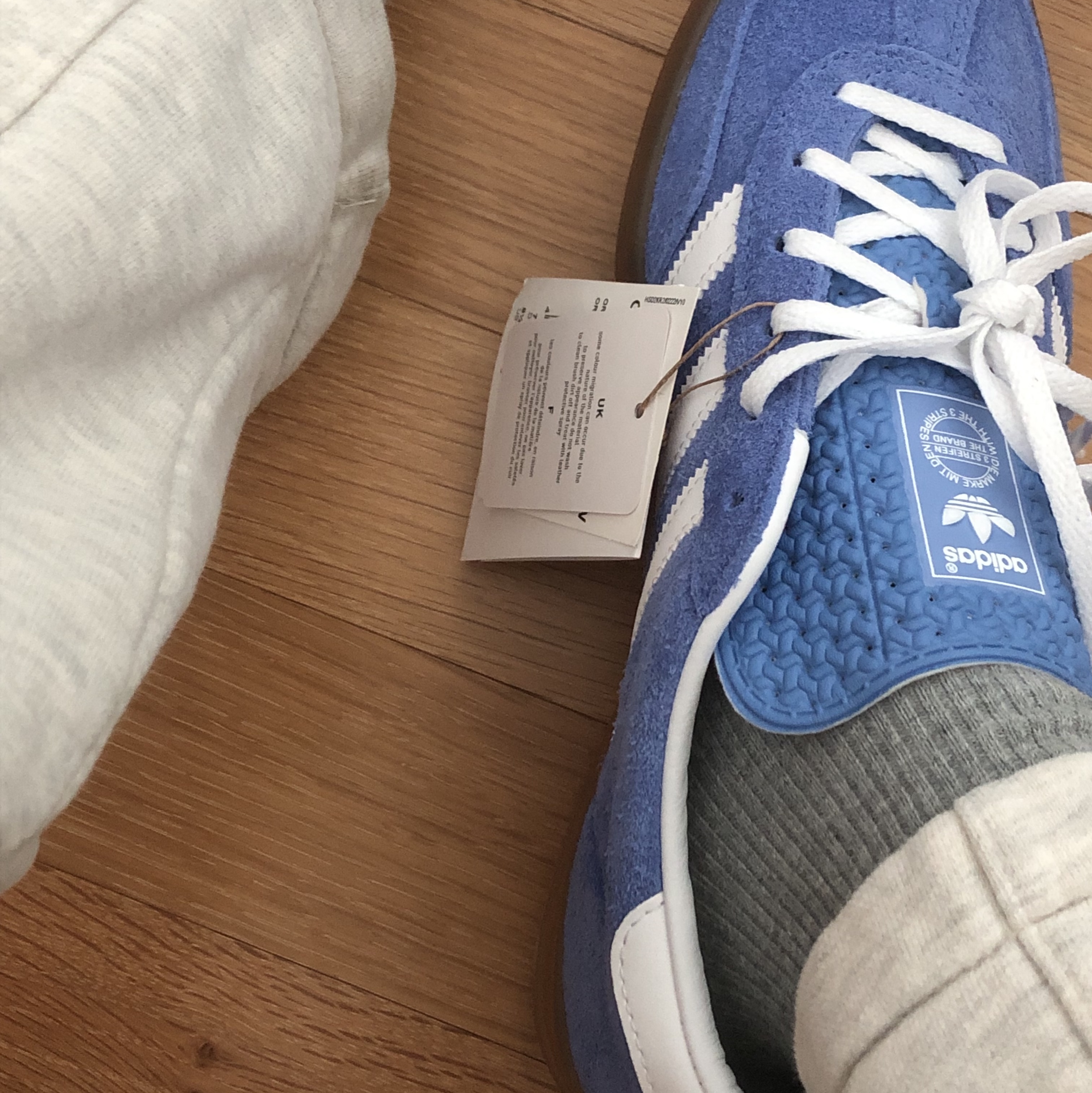 (W) Adidas Gazelle Indoor Blue Fusion Cloud White 착용 스타일