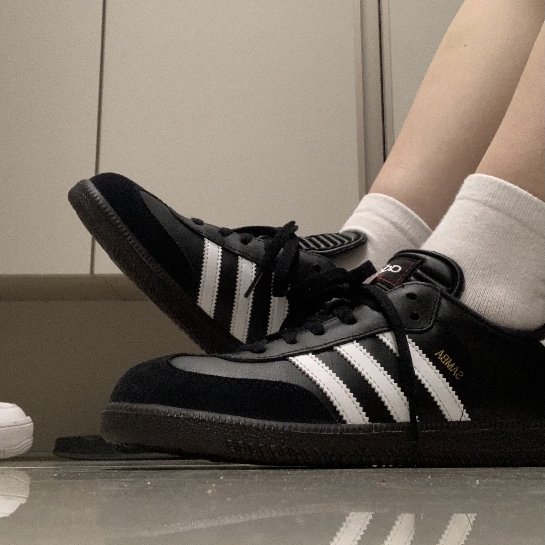 (J) Adidas Samba Classic Core Black, (W) Nike Air Force 1 Fontanka White 착용 스타일 - 1