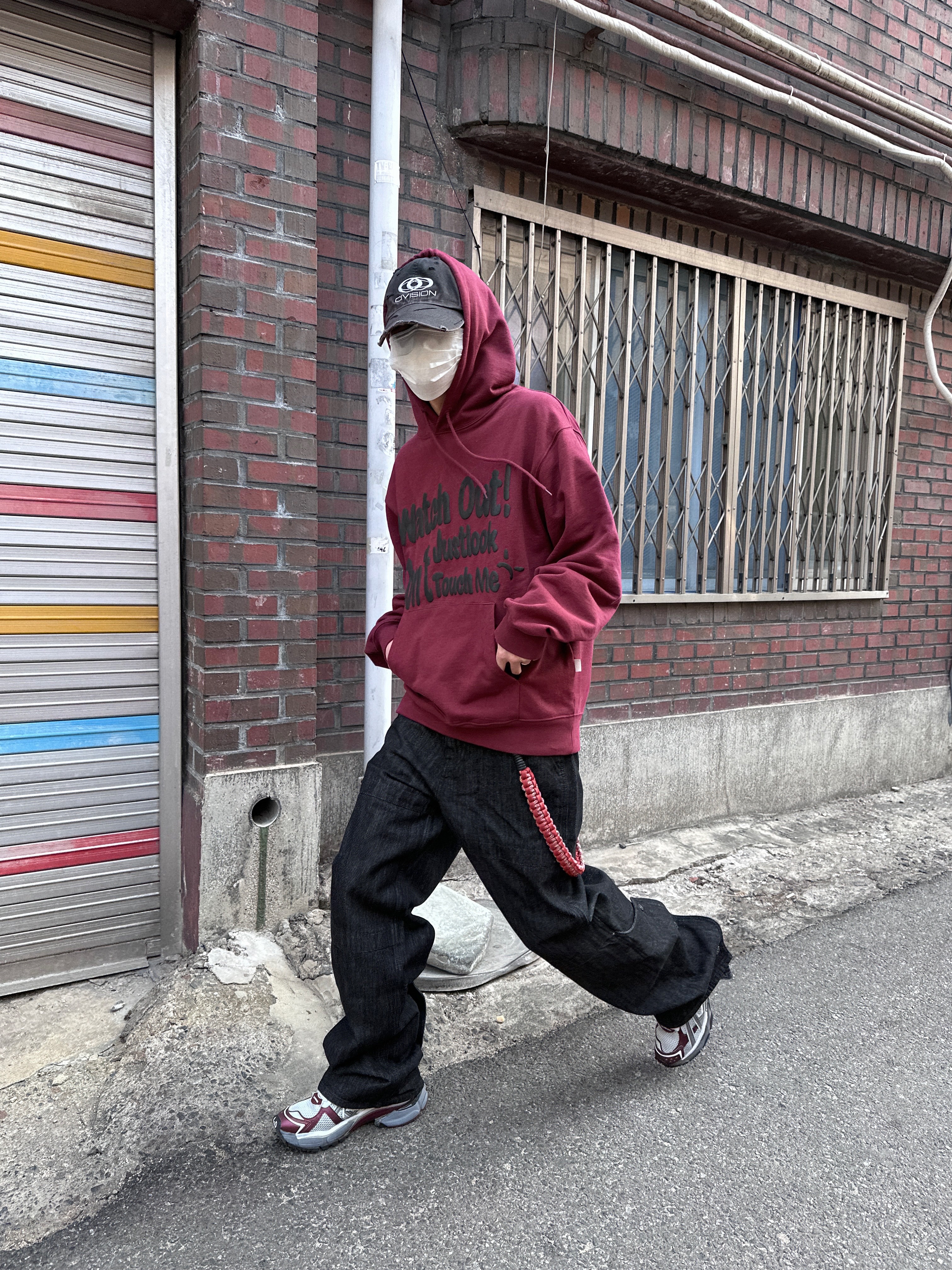 Balenciaga Runner Sneakers Grey Burgundy 착용 스타일 - 3