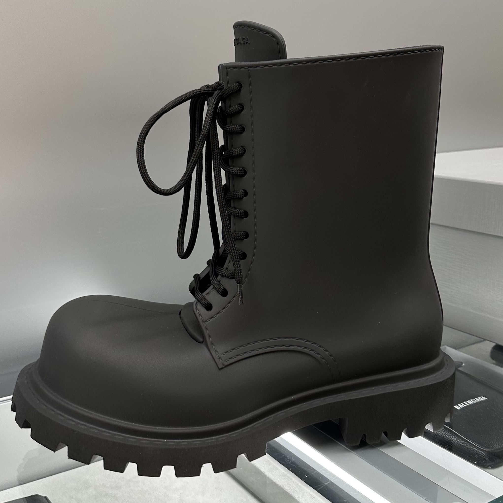 Balenciaga XL Army Boots Full Eva Black 착용 스타일