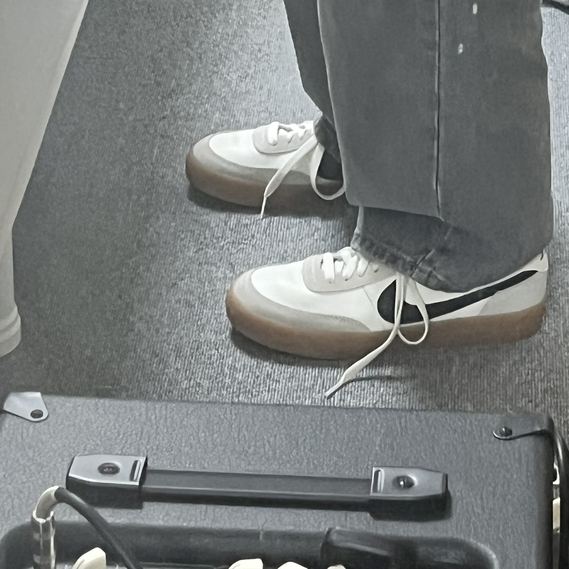 Nike Killshot 2 Leather Sail Oil Grey Gum 착용 스타일