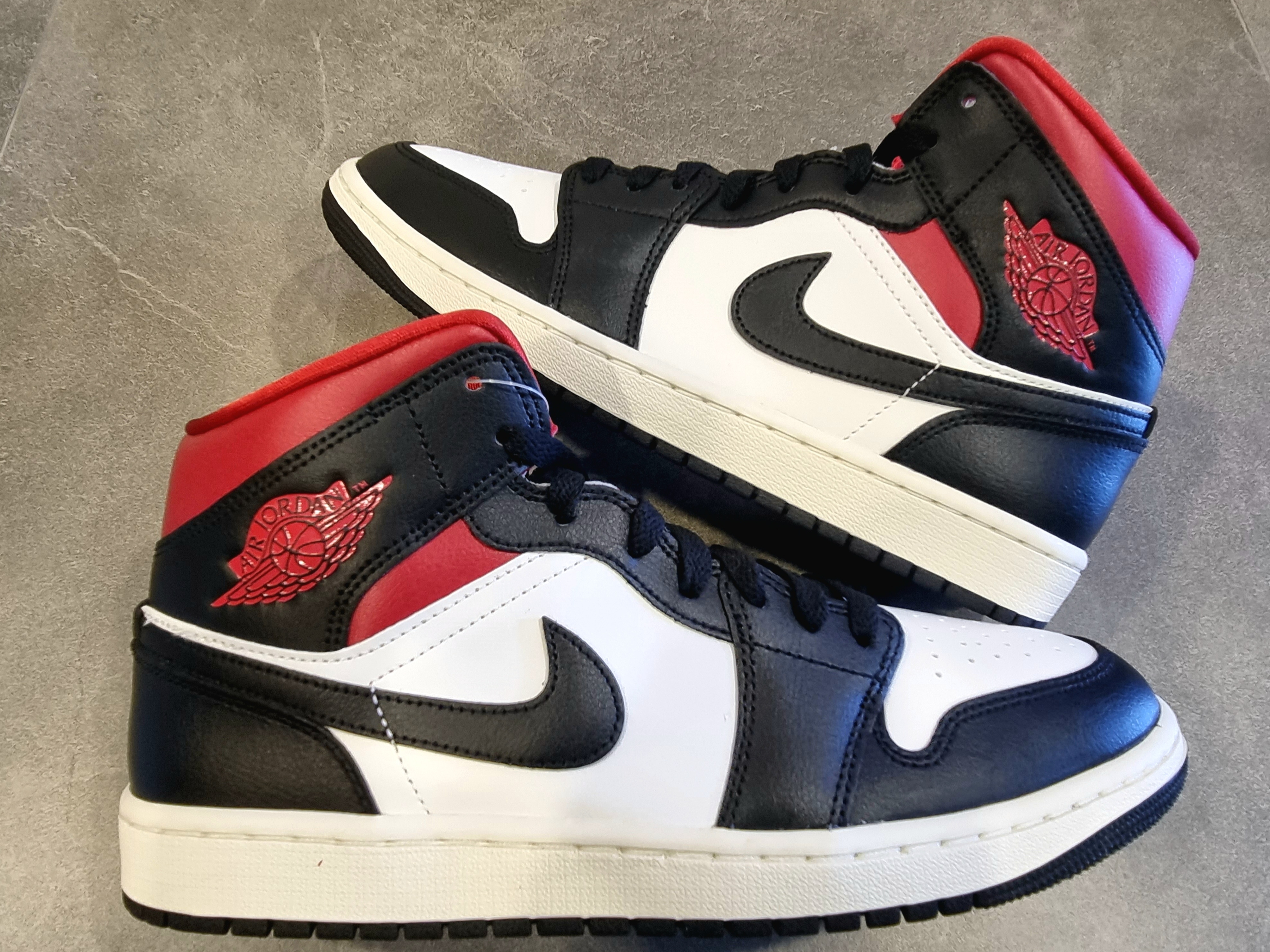(W) Jordan 1 Mid Black Gym Red 착용 스타일 - 4