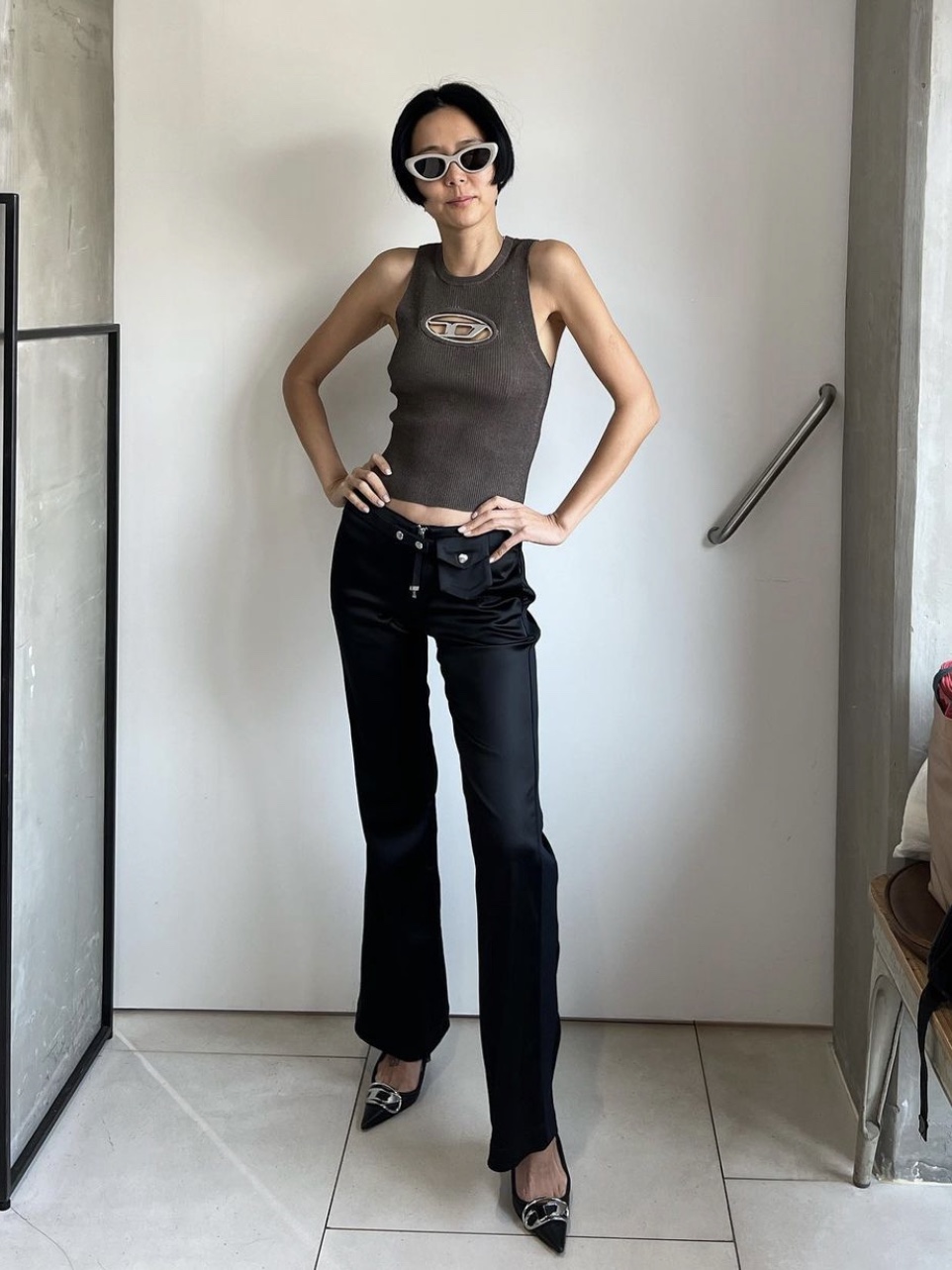 (W) Diesel M-Onerva-Top Cut-Out Knit Top with Logo Plaque Brown 착용 스타일