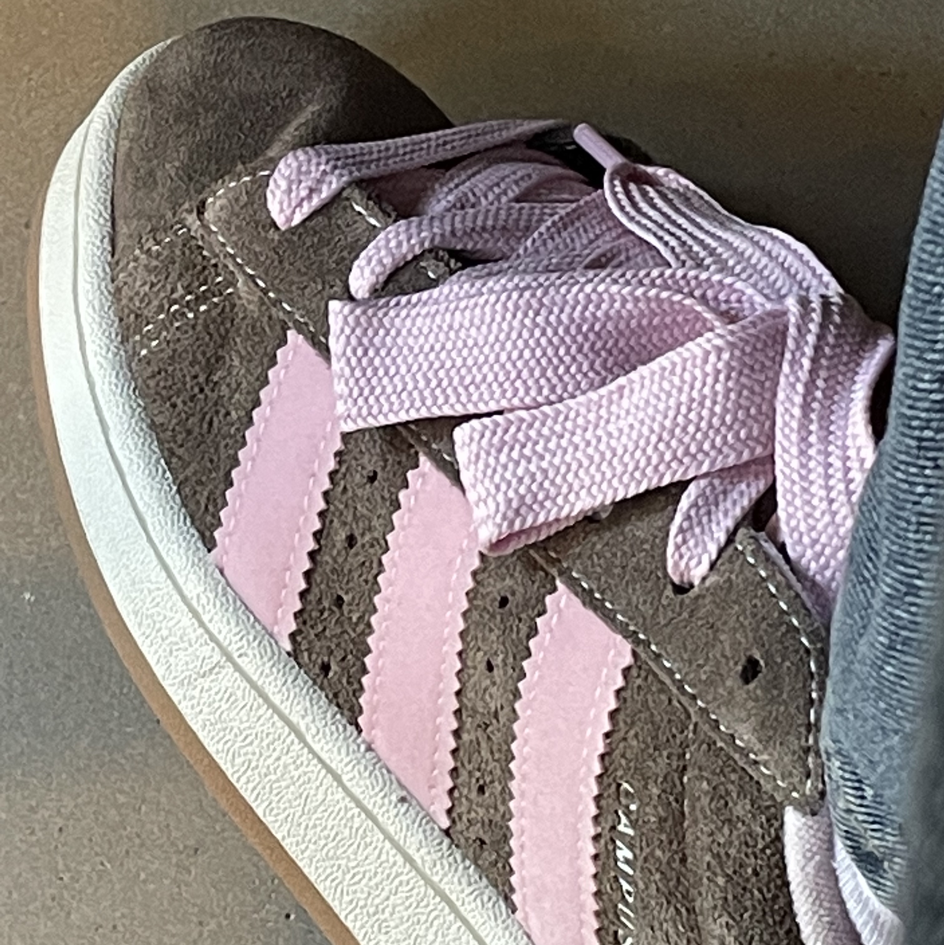 Adidas Campus 00s Dust Cargo Clear Pink 착용 스타일 - 2