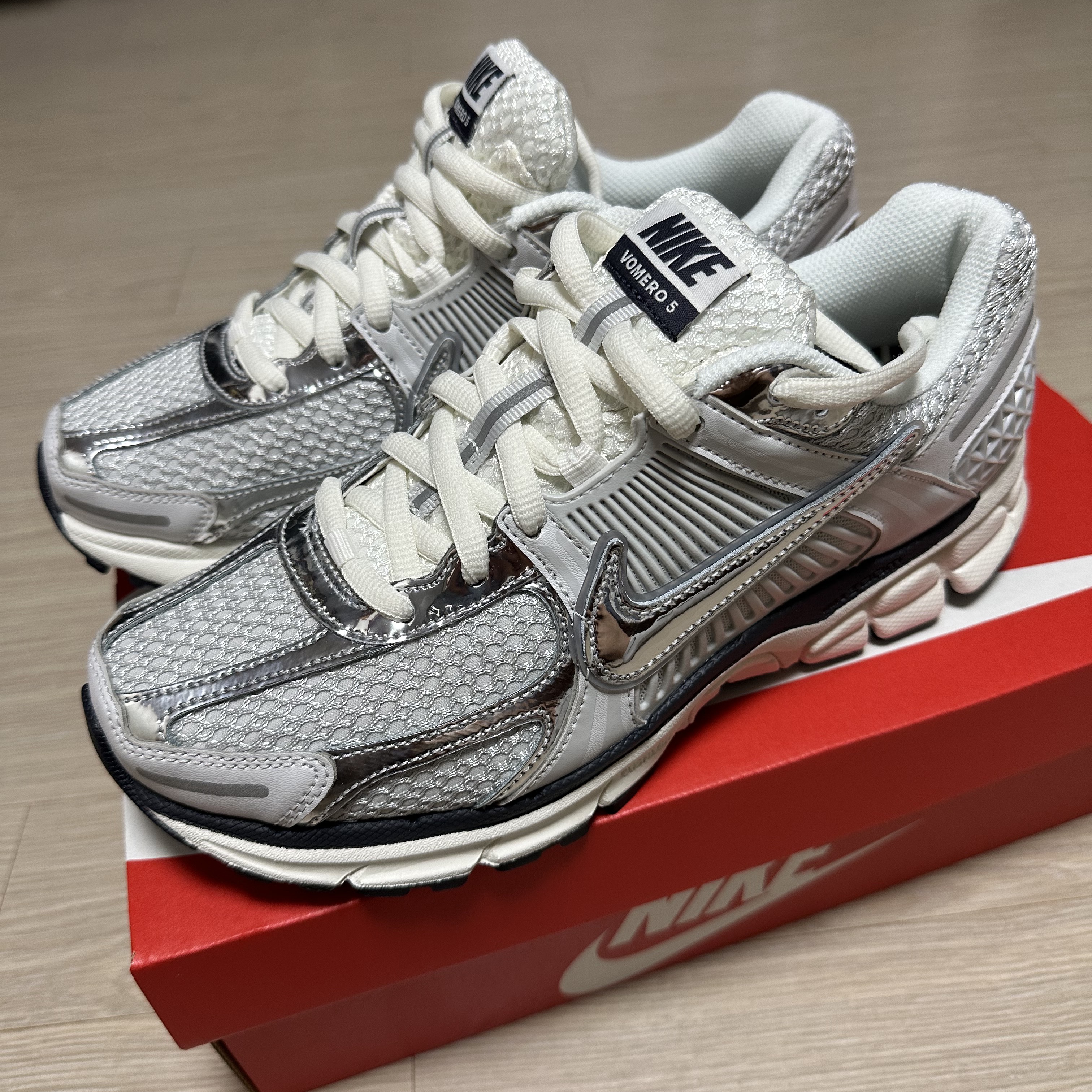 (W) Nike Zoom Vomero 5 Photon Dust and Metallic Silver 착용 스타일 - 1