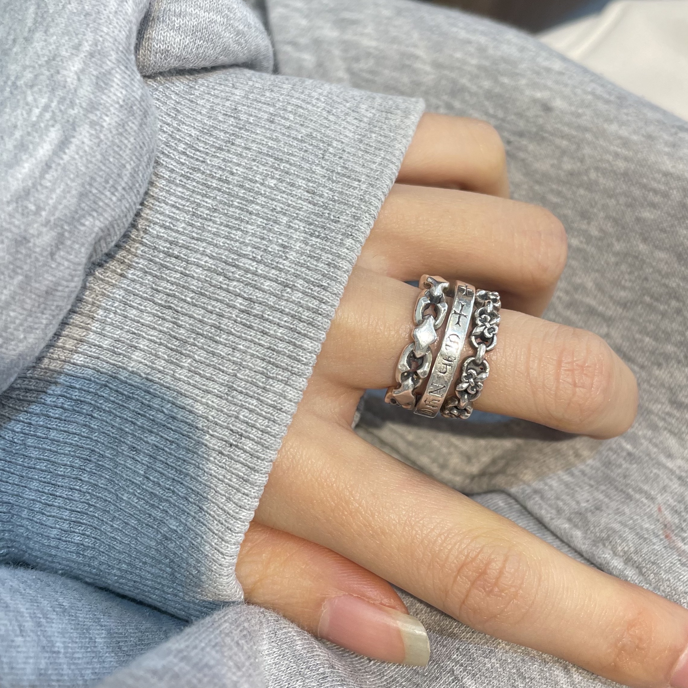 Scudo Dolphin Ring Plain, Scudo Floral Round Ring 착용 스타일