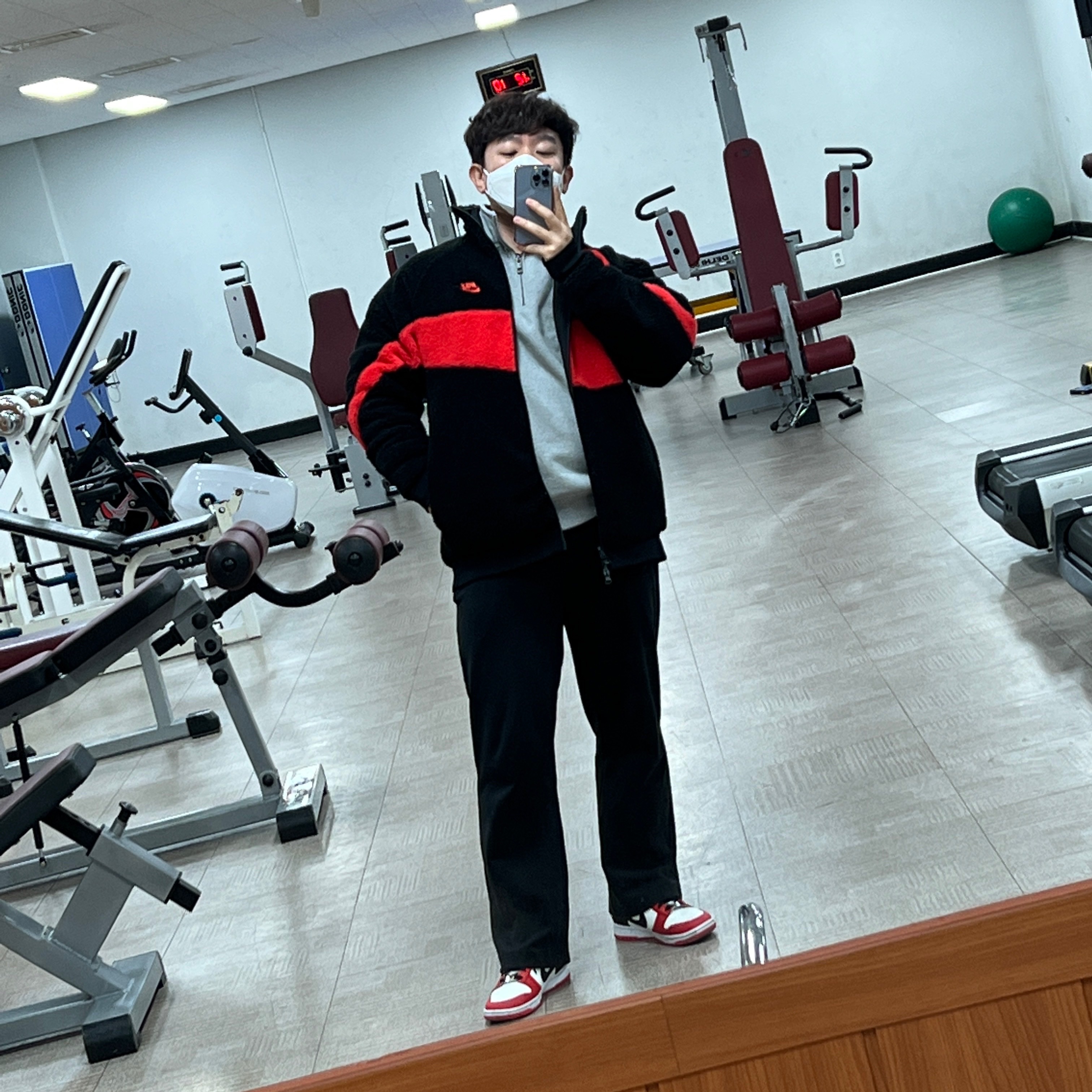 Nike x NBA Dunk Low Retro EMB Black and Chile Red, Nike Big Swoosh Full Zip Jacket Black Chili Red 착용 스타일
