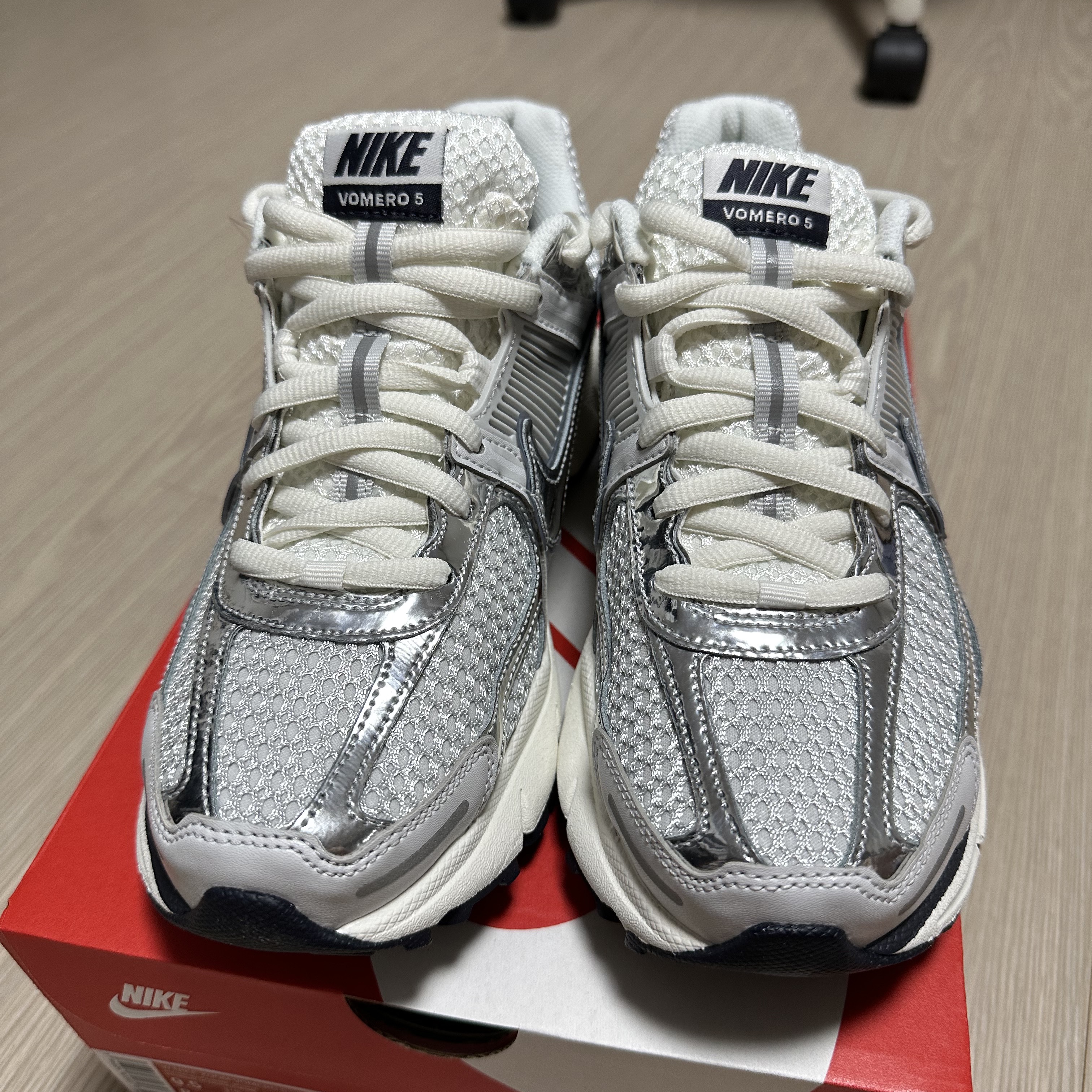(W) Nike Zoom Vomero 5 Photon Dust and Metallic Silver 착용 스타일 - 2