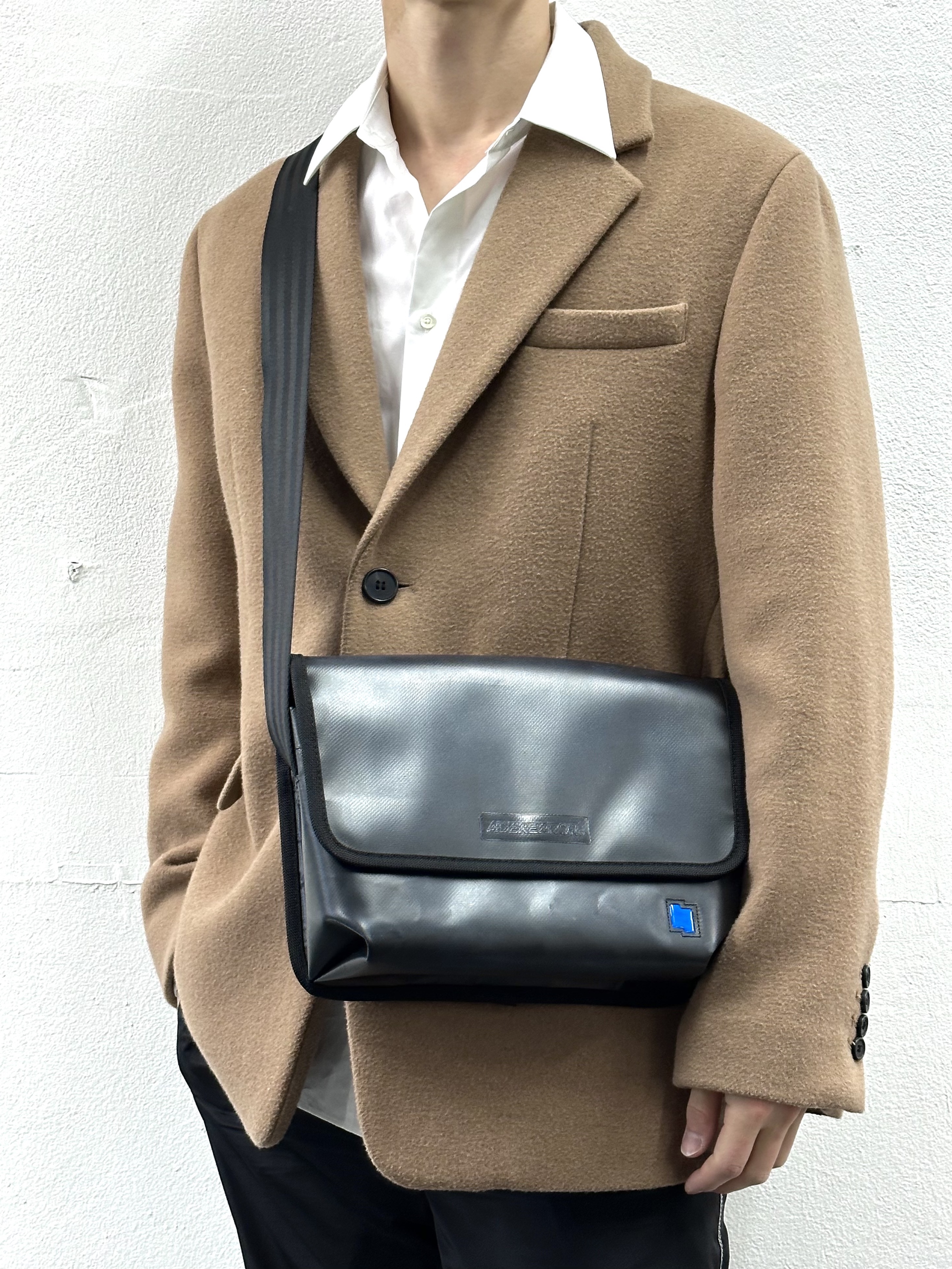 Ader Error Small Trace Esty Messanger Bag Noir 착용 스타일