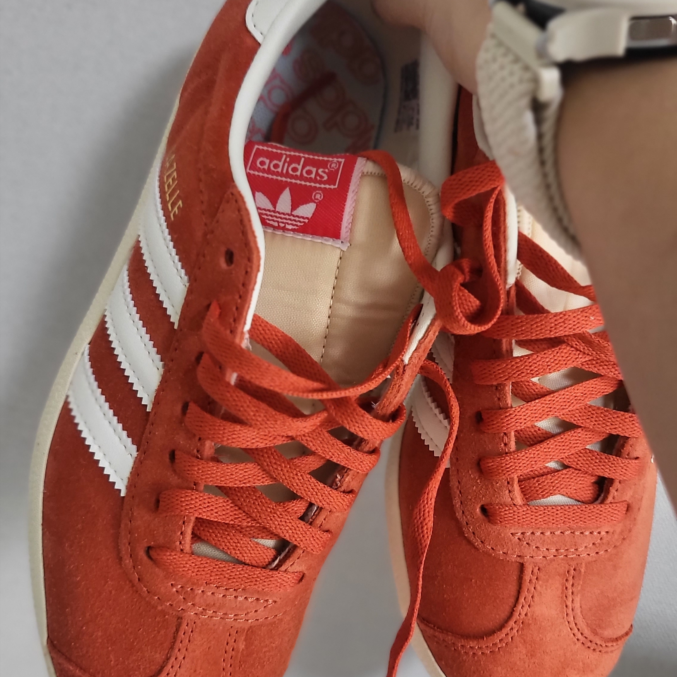 Adidas Gazelle Preloved Red Off White 착용 스타일