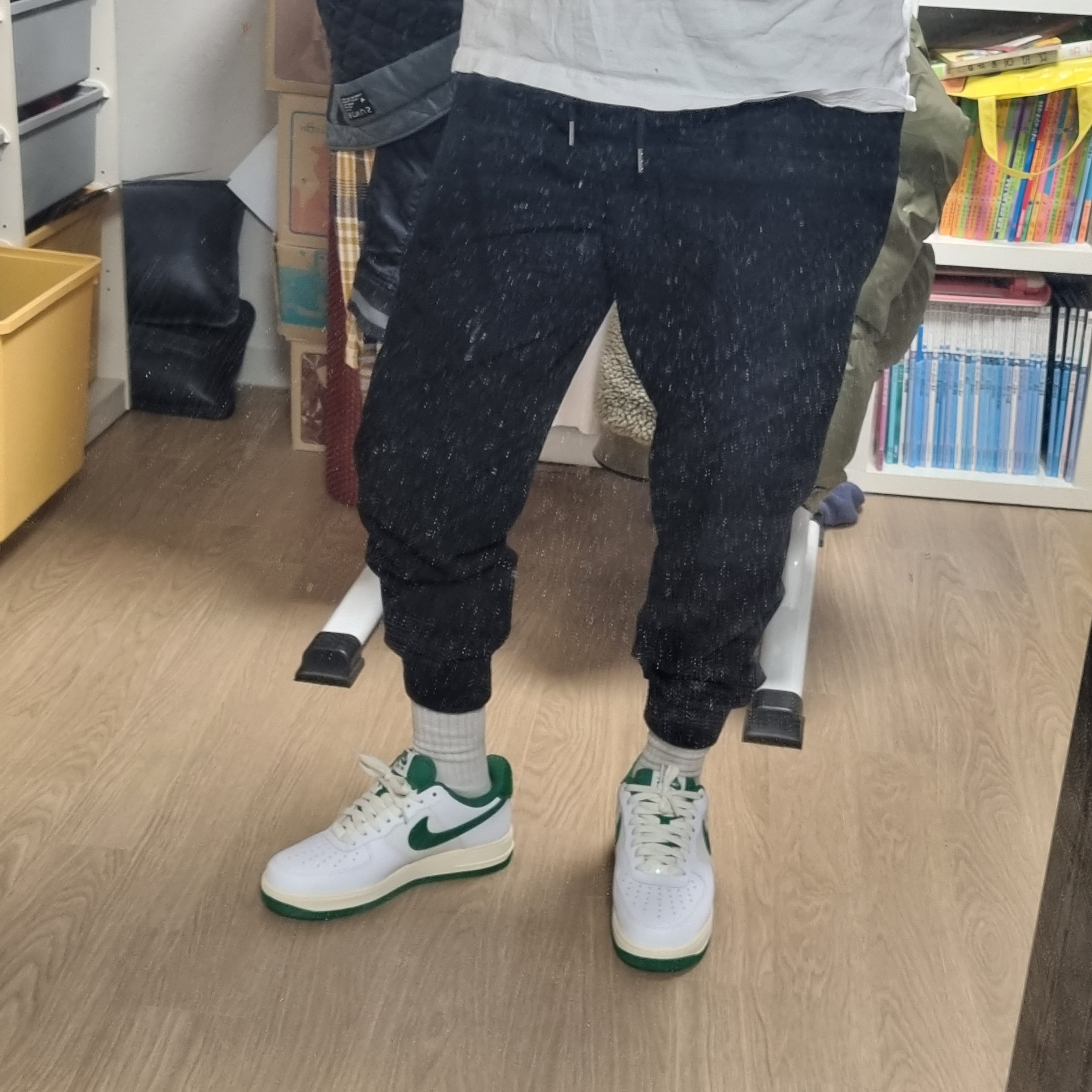 Nike Air Force 1 '07 LV8 Varsity White Pine Green 착용 스타일