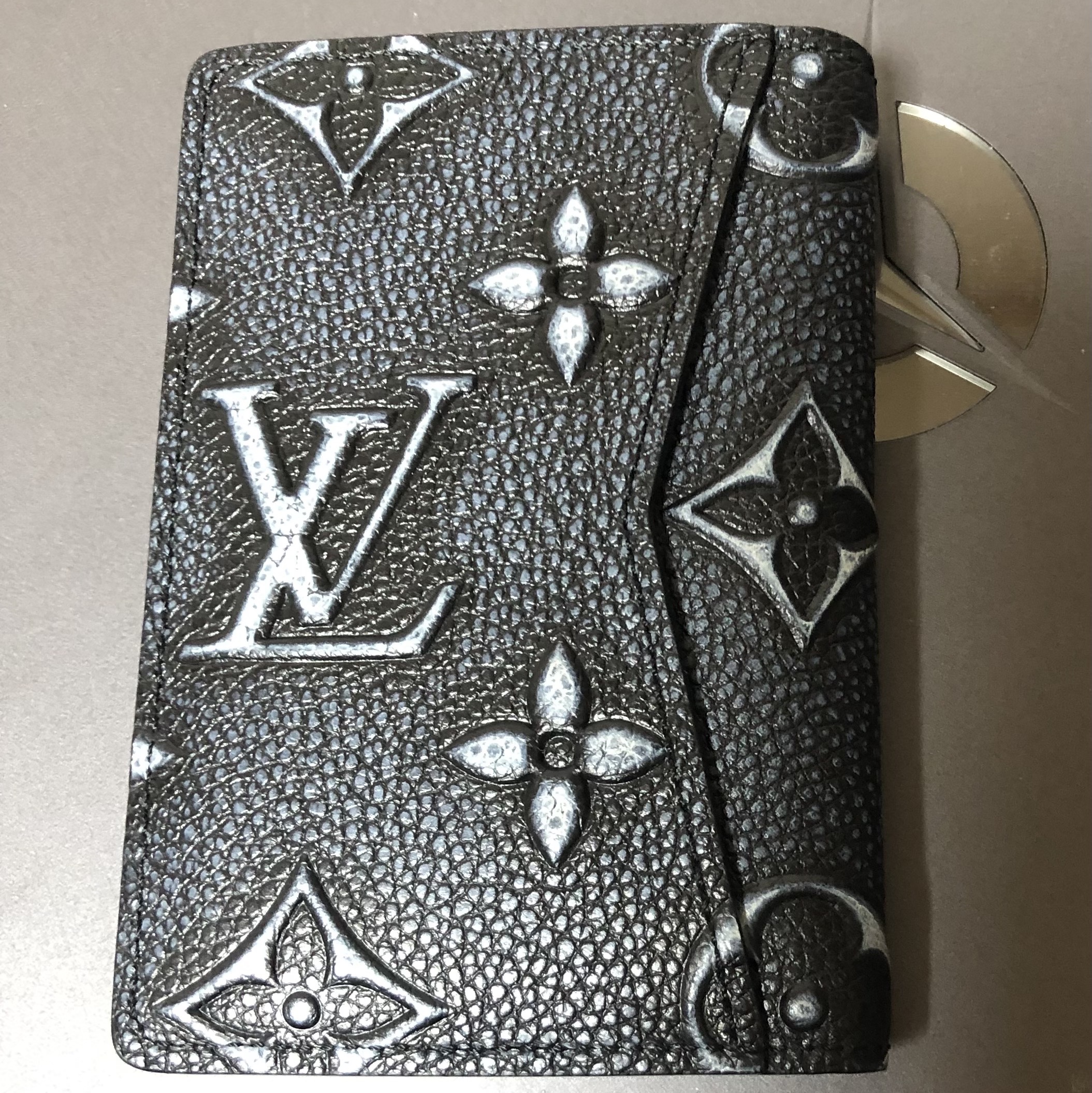 Louis Vuitton Pocket Organizer LV Faded Charcoal 착용 스타일 - 1