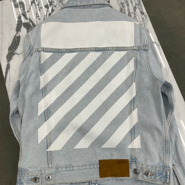 Off-White Diagonal Tab Slim Denim Jacket Bleach Blue White 착용 스타일 - 2