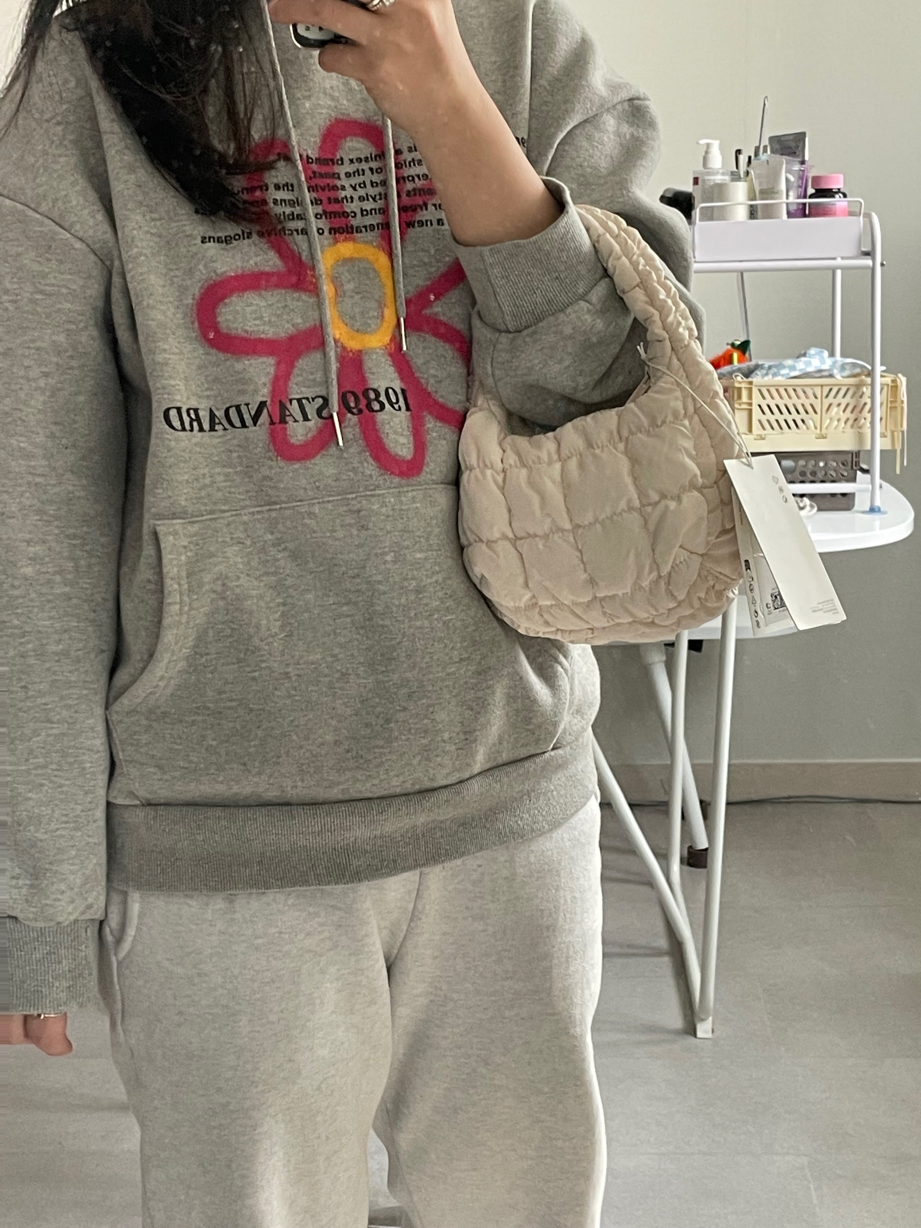 COS Quilted Micro Bag Off White 착용 스타일 - 1