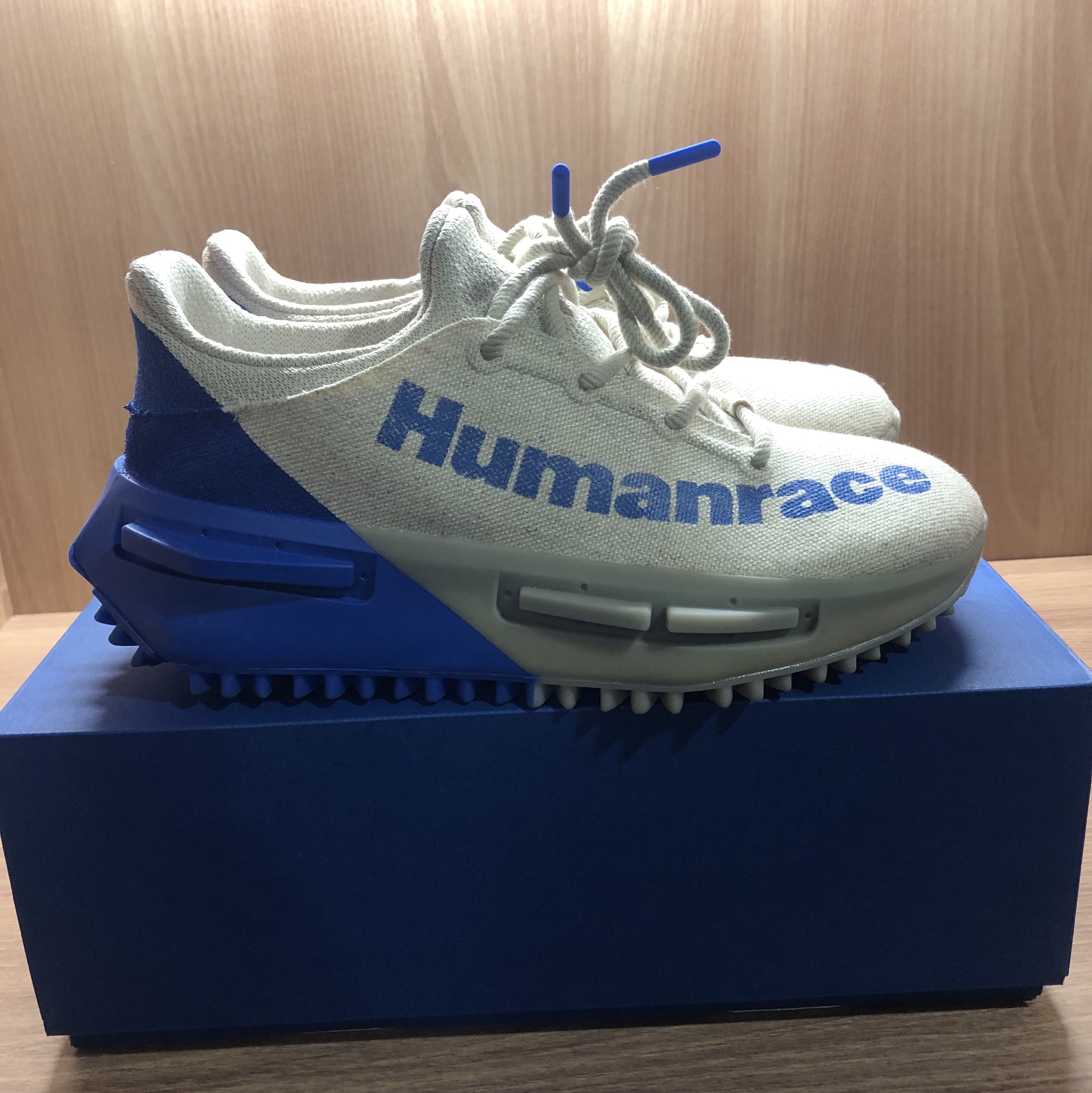 Adidas x Pharrell Williams Humanrace NMD S1 Mahbs Light Brown Bold Blue 착용 스타일 - 2