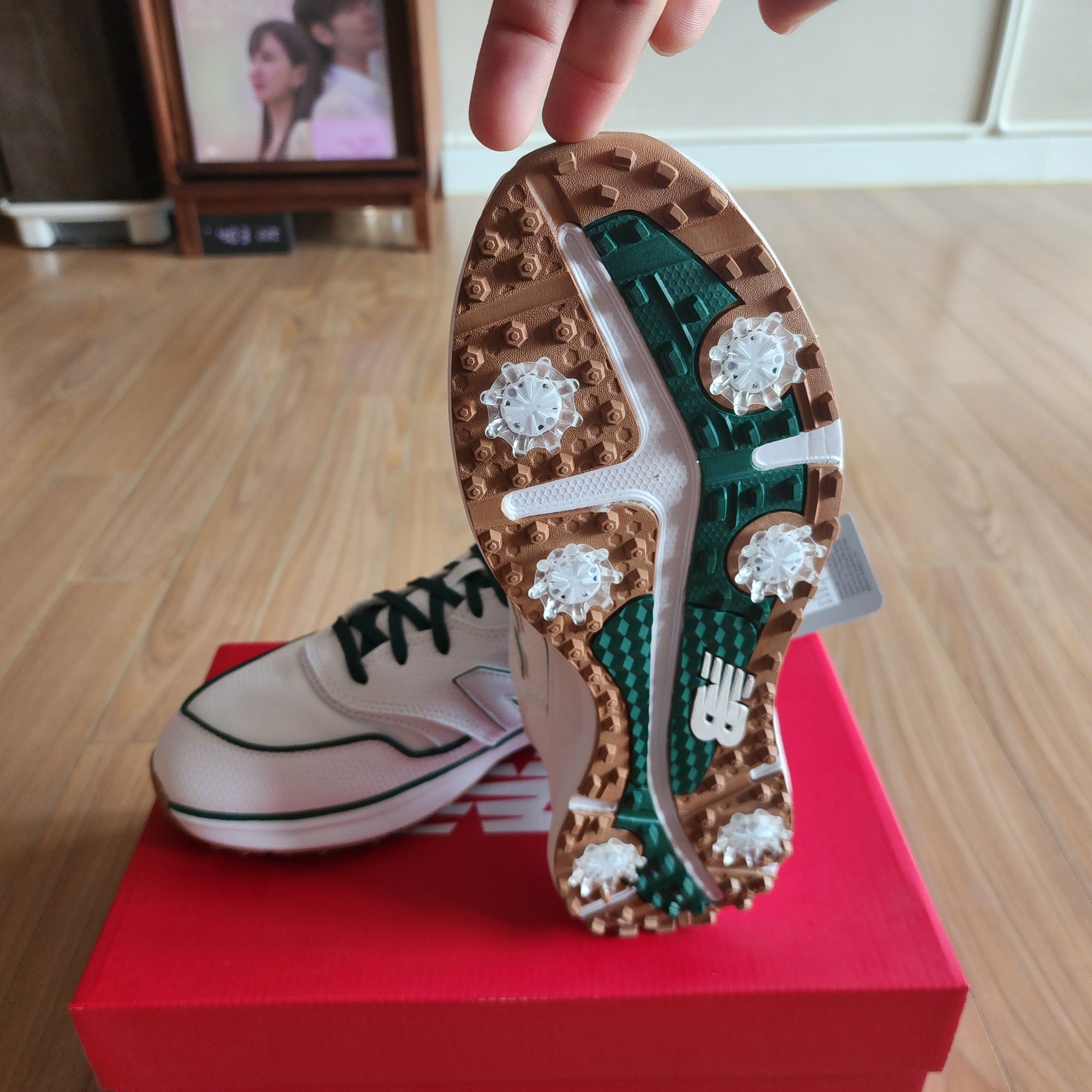 New Balance x Malbon 997 Golf White Green 착용 스타일 - 2