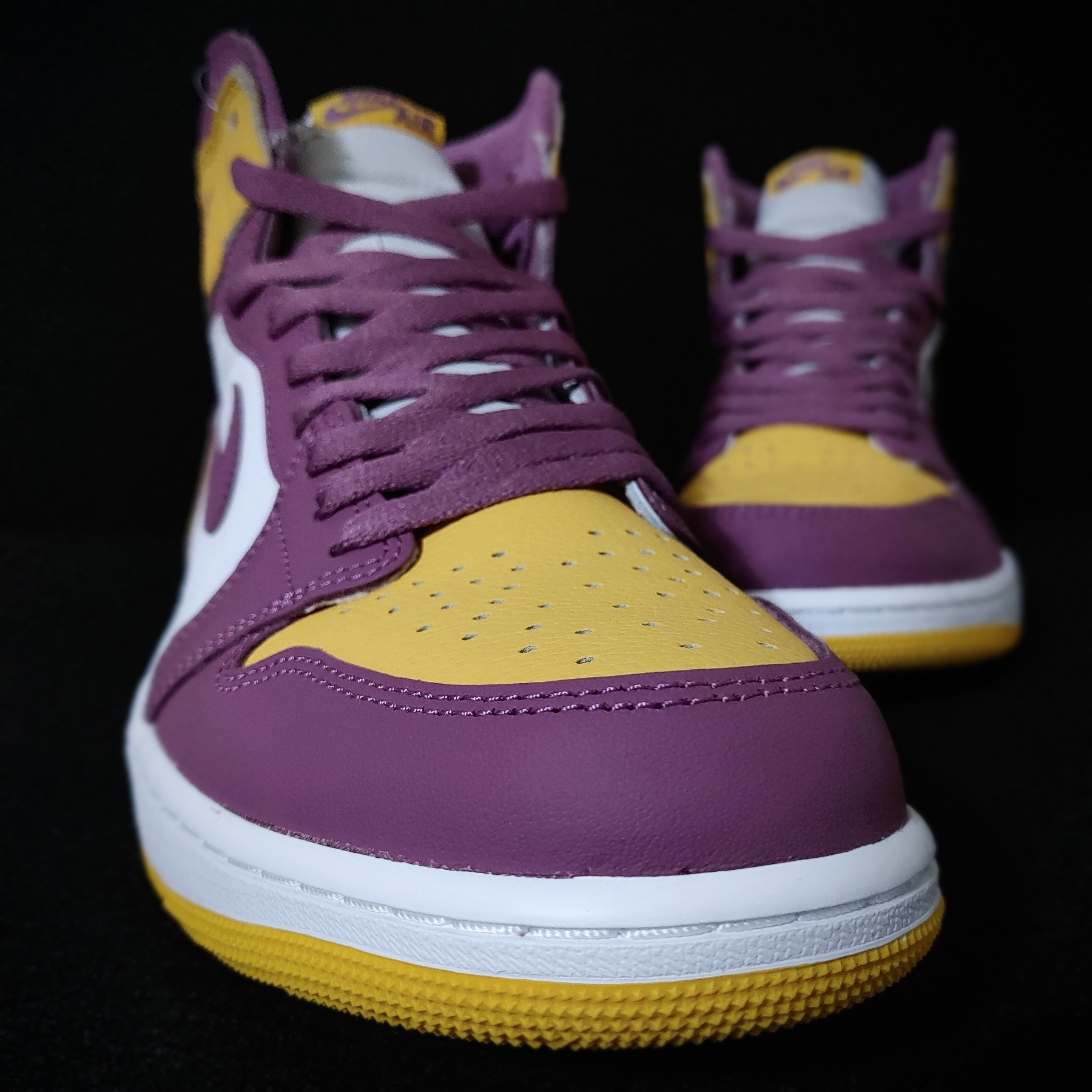 Jordan 1 Retro High OG University Gold Light Bordeaux 착용 스타일 - 5