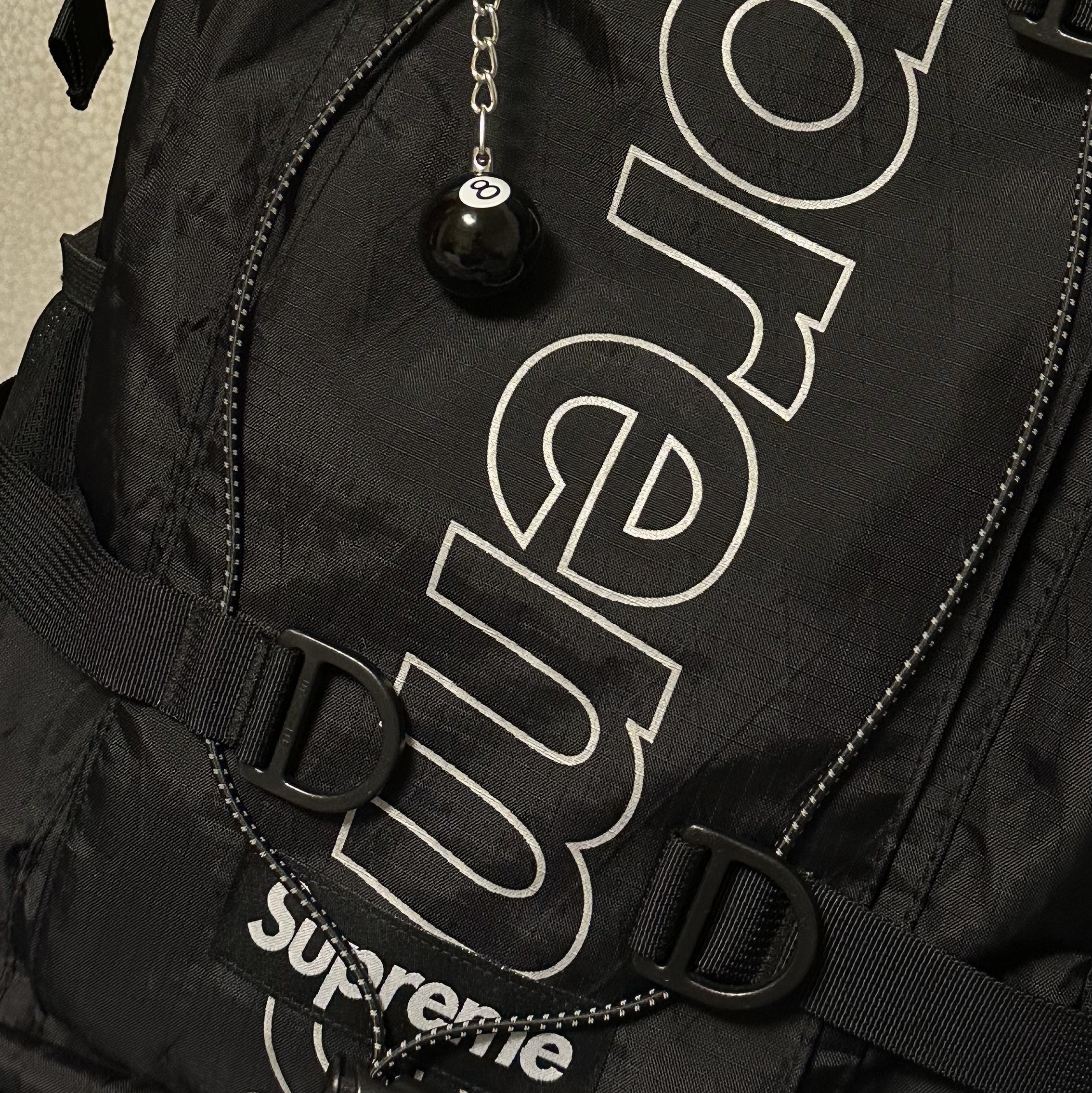 Stussy 8 Ball Keychain Black, Supreme Backpack Black - 18FW 착용 스타일