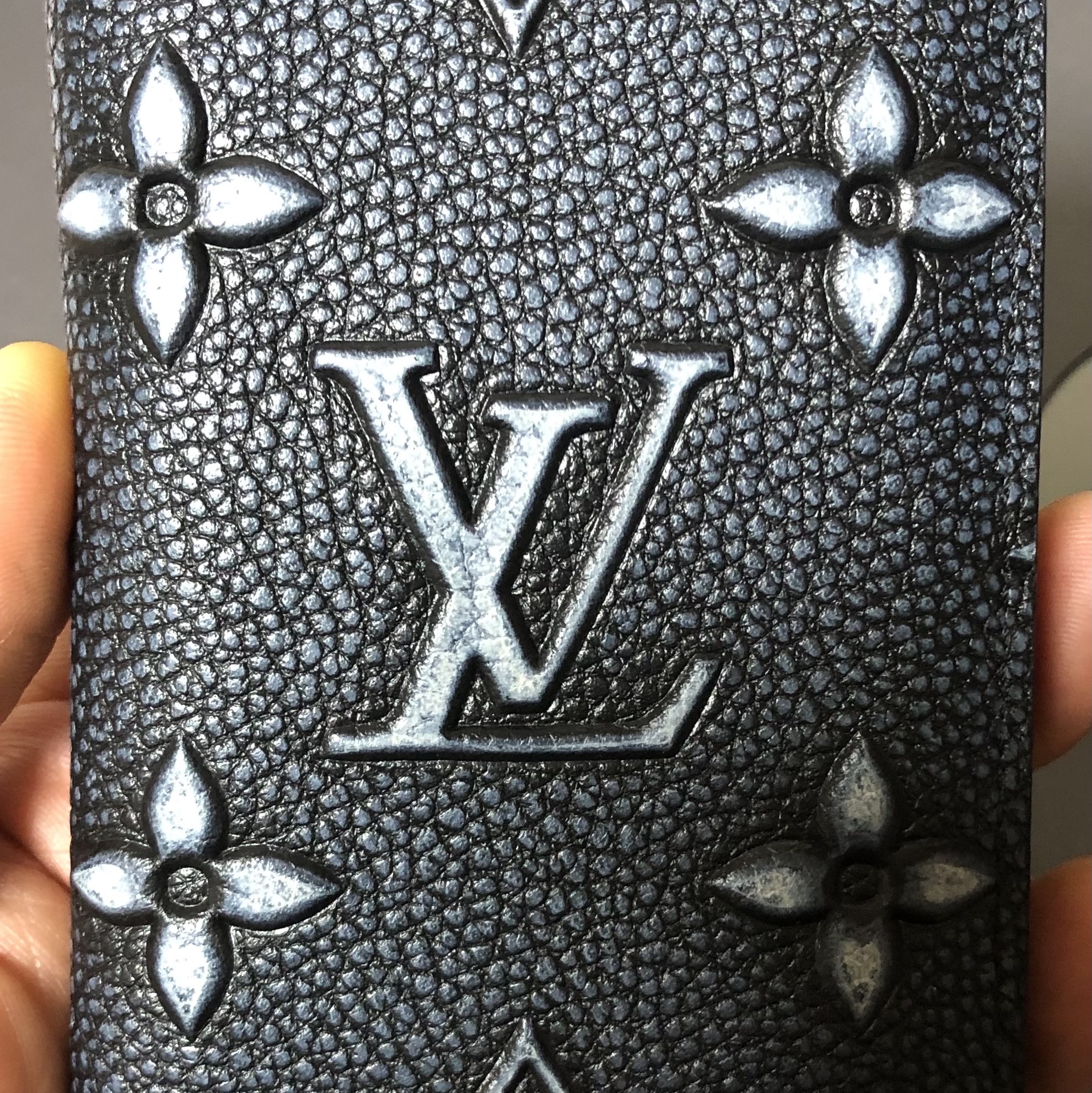 Louis Vuitton Pocket Organizer LV Faded Charcoal 착용 스타일 - 2