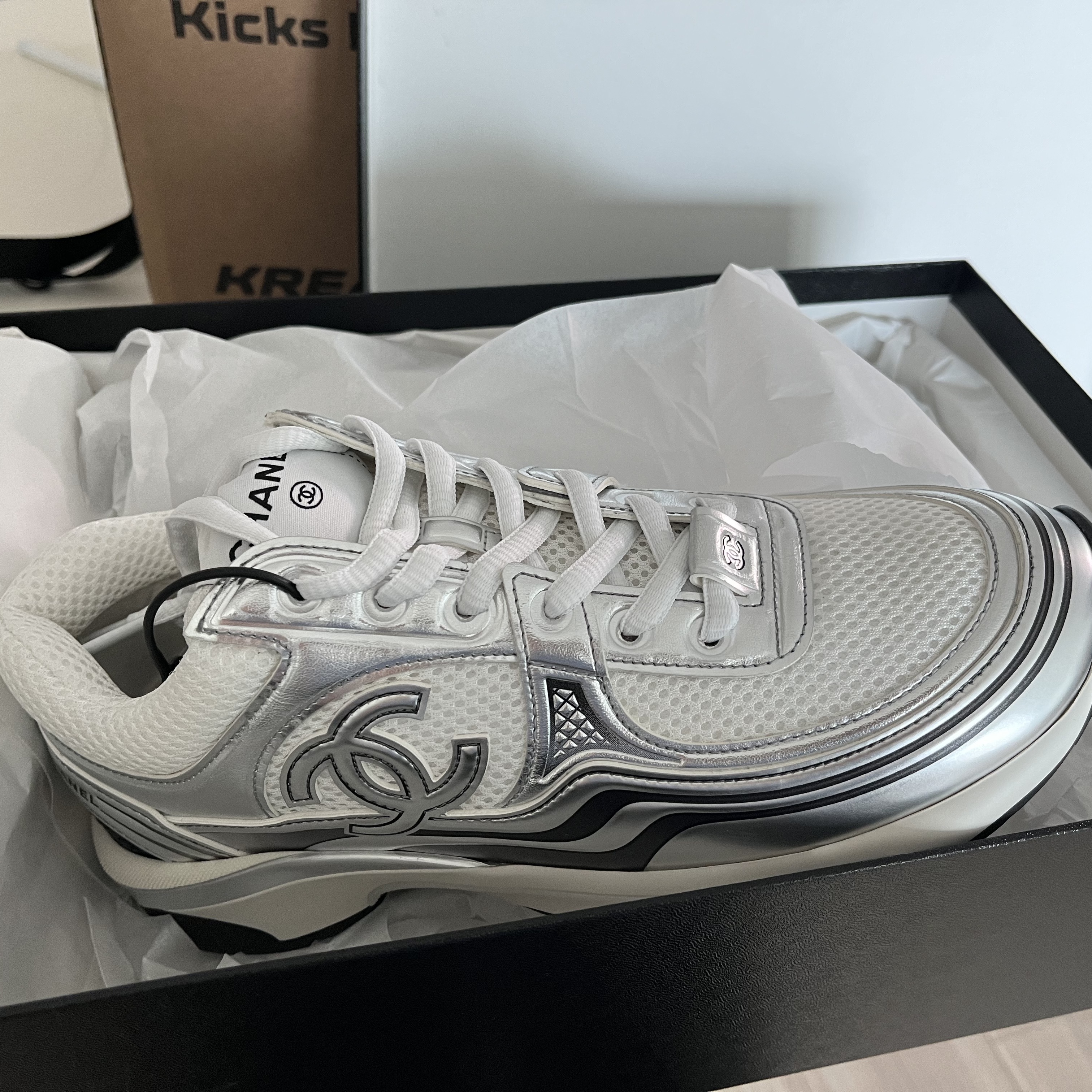(W) Chanel Sneakers Fabric Laminated & White Silver 착용 스타일
