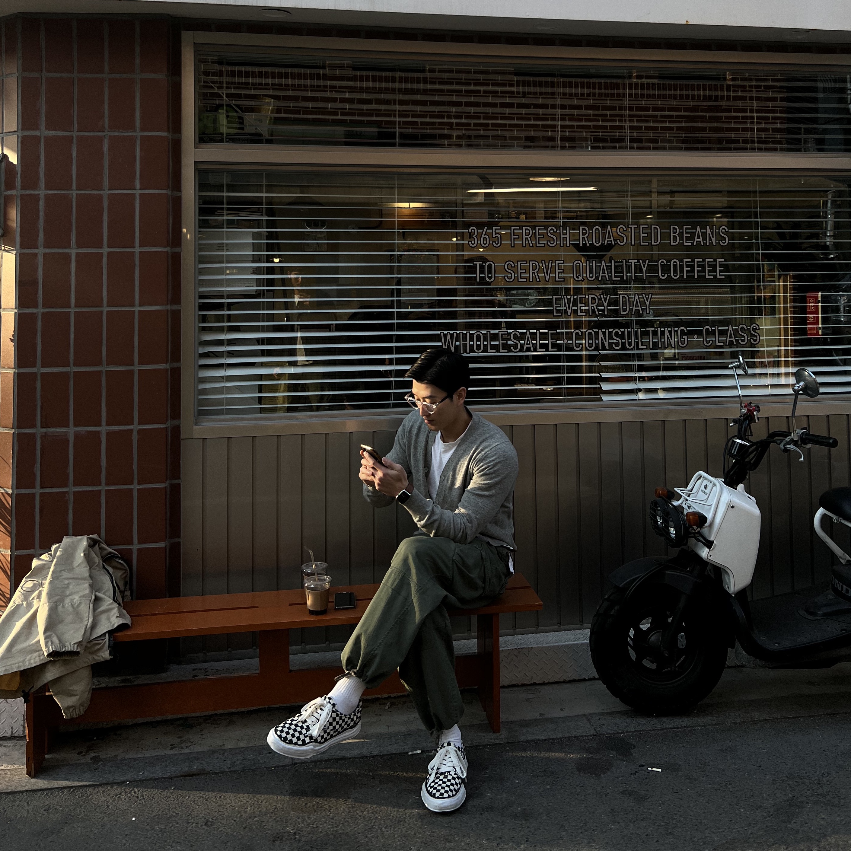 Maison Mihara Yasuhiro Baker OG Sole Canvas Low Cut Sneakers Black White, Gentle Monster x Maison Margiela MM009S Clear Black Gradient 착용 스타일 - 1