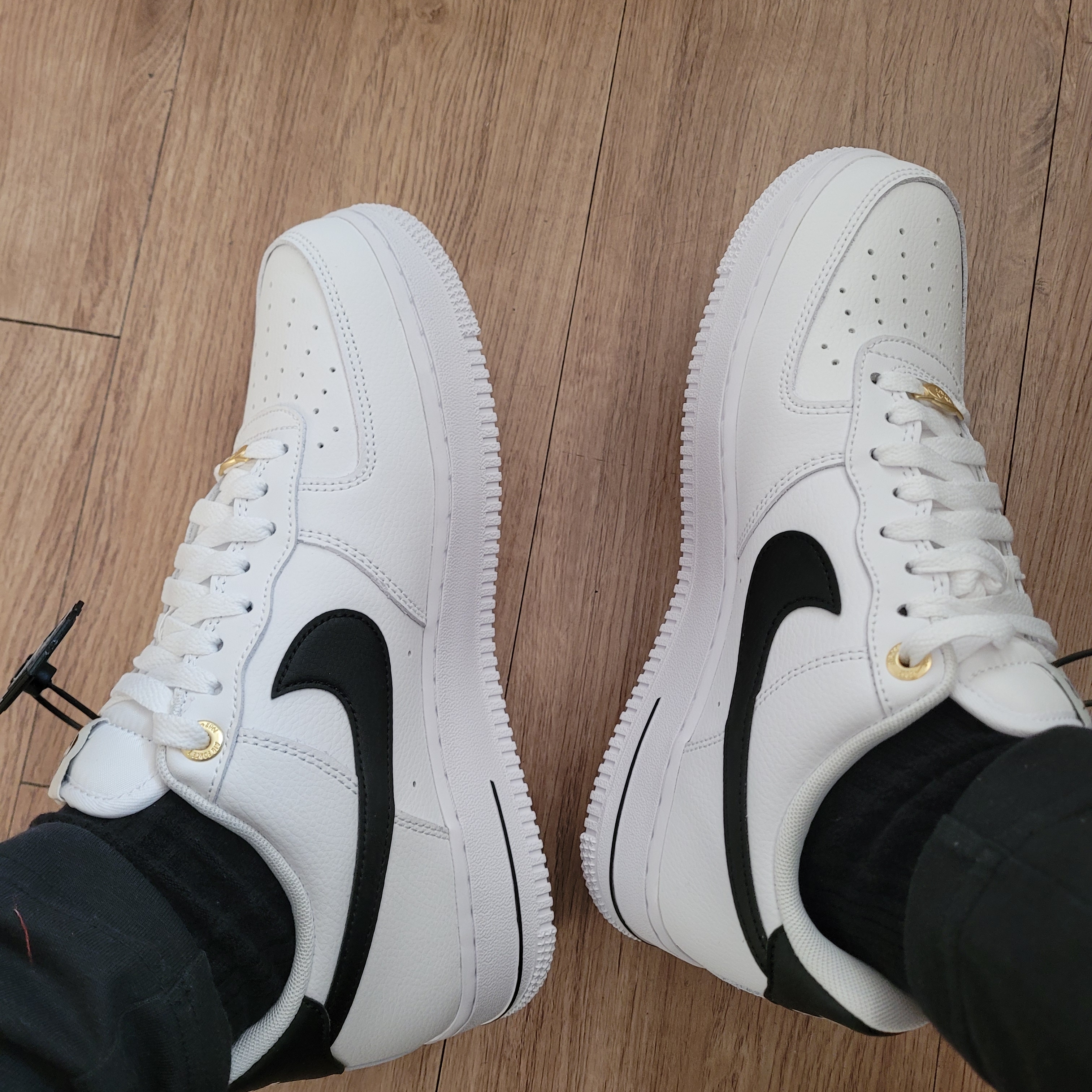 Nike Air Force 1 '07 LV8 40th Anniversary Join Forces White Black 착용 스타일 - 1