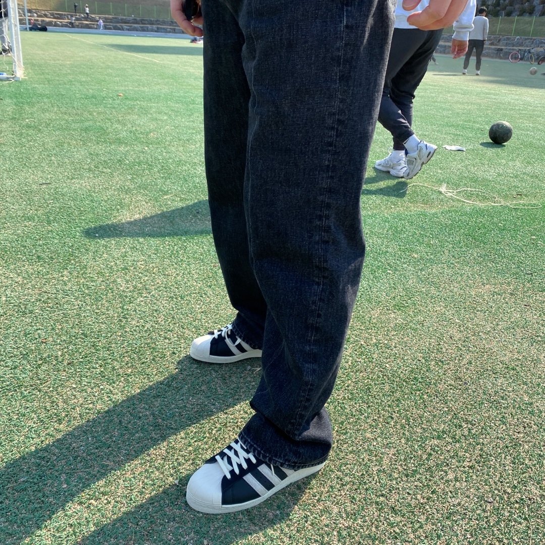 Adidas Superstar 82 Black White 착용 스타일 - 3