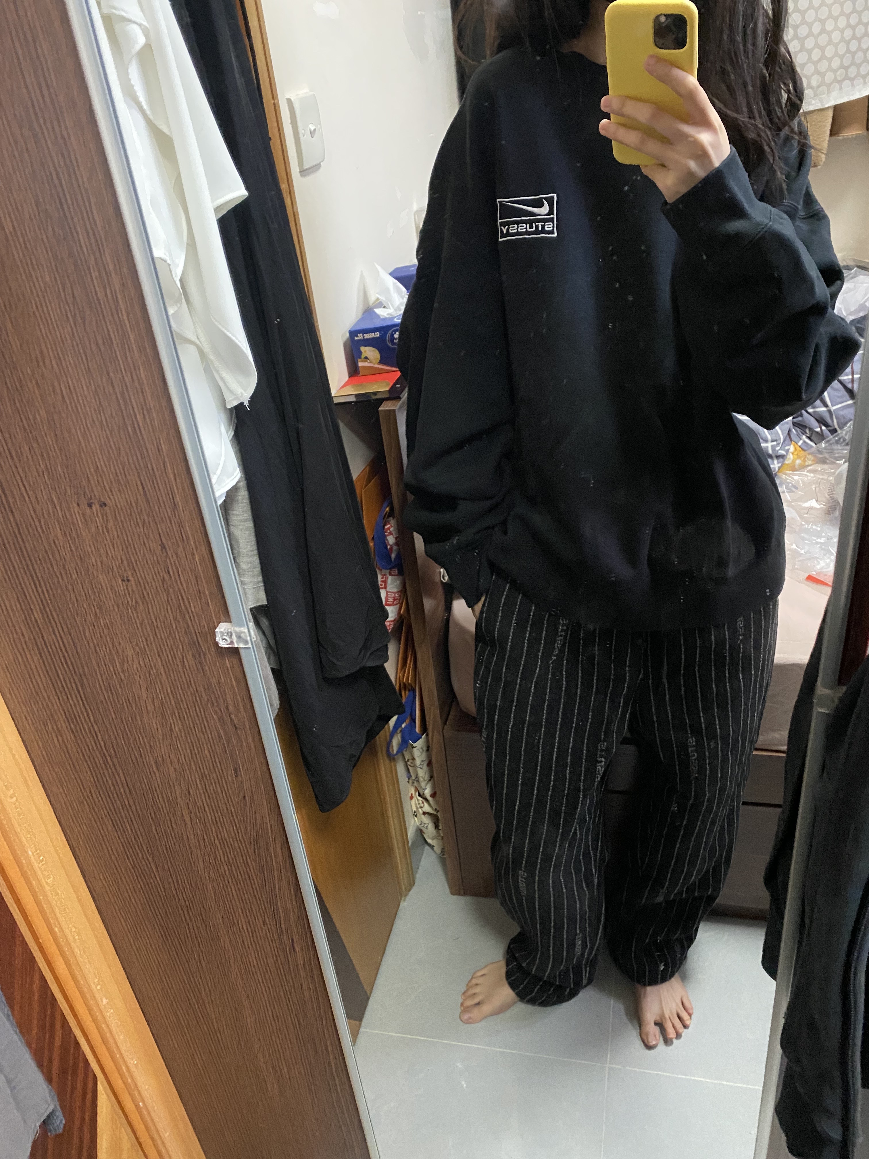 Nike x Stussy NRG Fleece Pants Dark Grey Heather (DO9340-063), Nike x Stussy NRG Washed Fleece Crewneck Black (DO5310-010) 착용 스타일 - 2