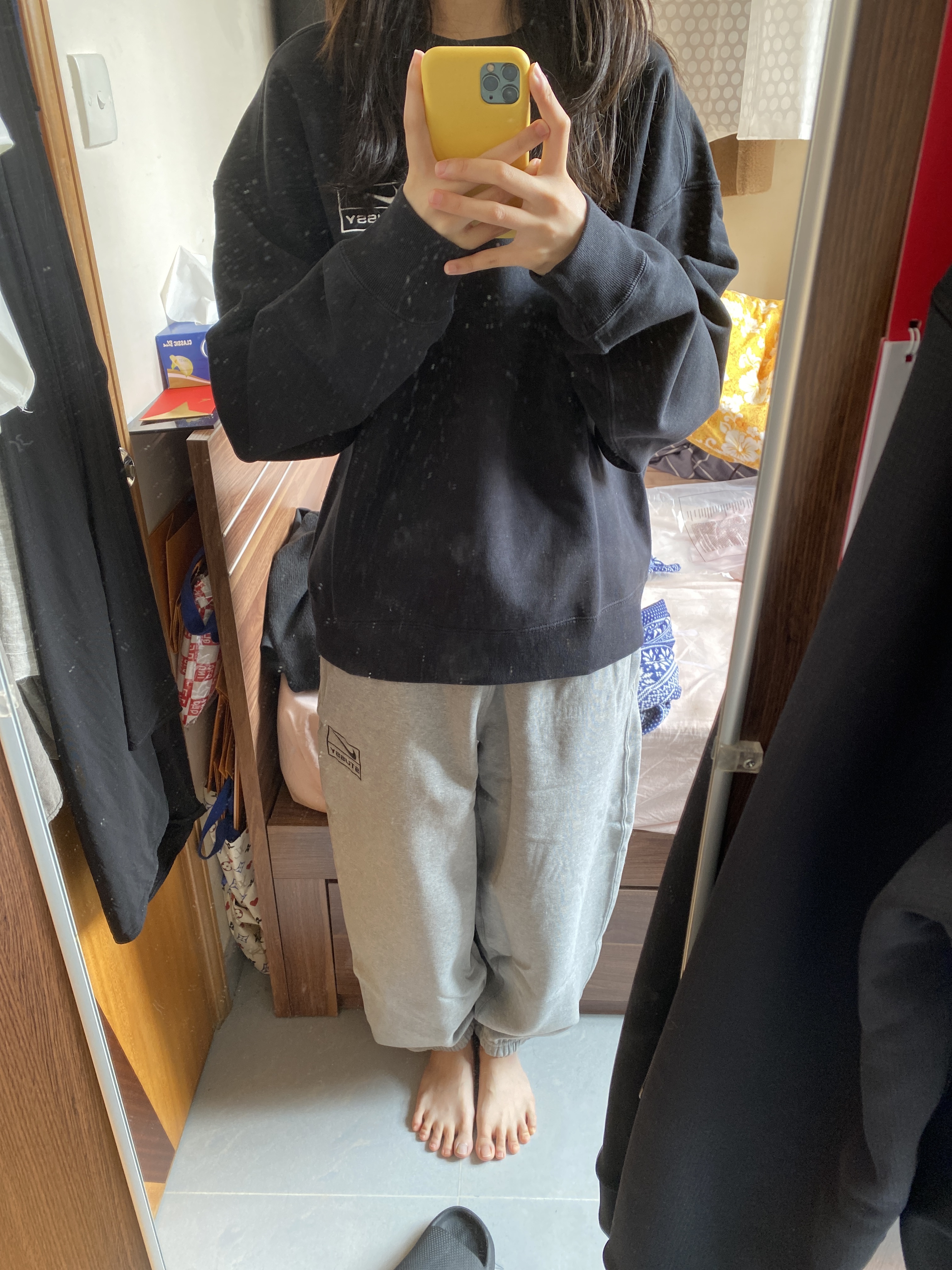 Nike x Stussy NRG Fleece Pants Dark Grey Heather (DO9340-063), Nike x Stussy NRG Washed Fleece Crewneck Black (DO5310-010) 착용 스타일 - 1