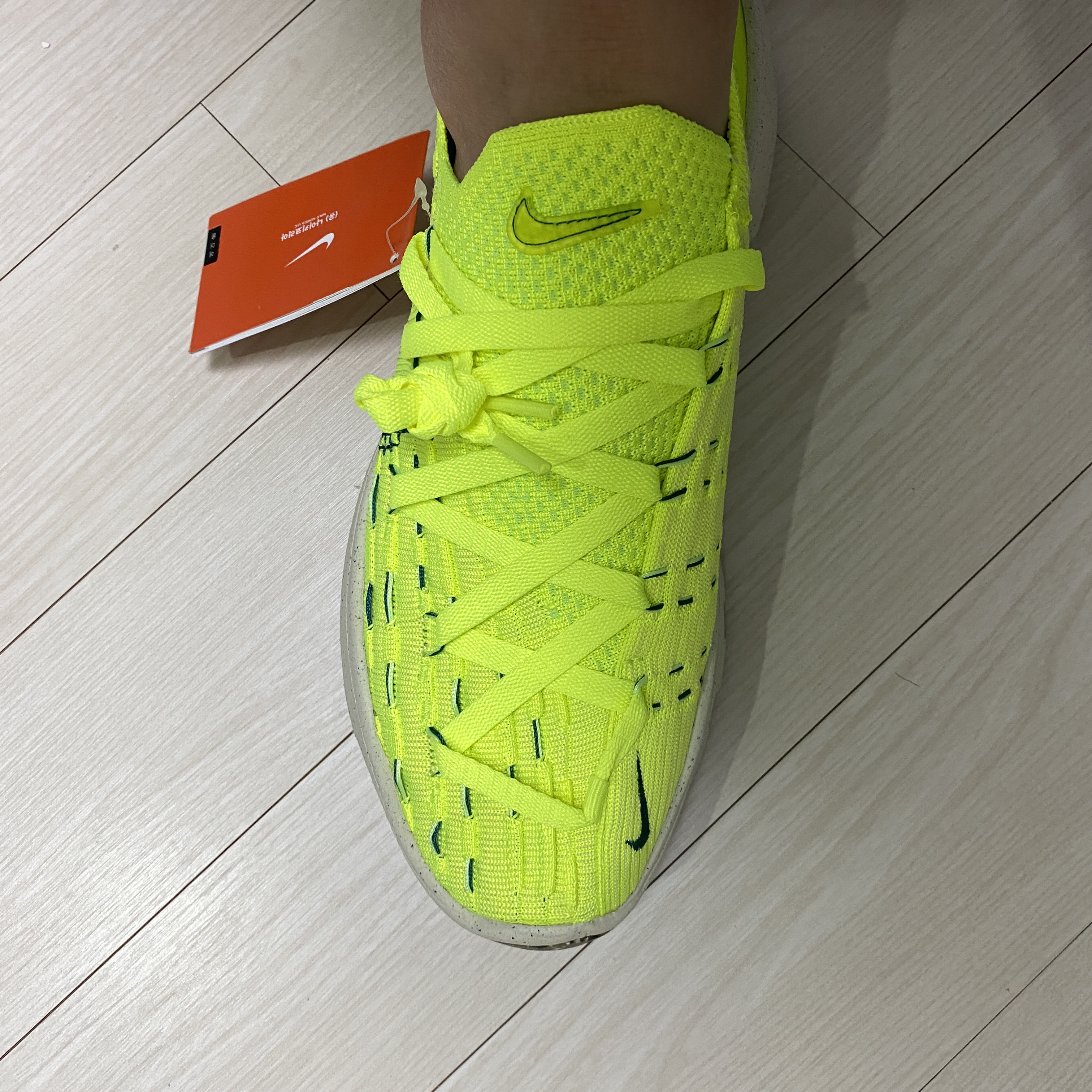 Nike Space Hippie 04 Light Lemon Twist 착용 스타일 - 2