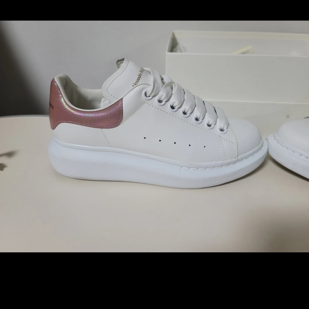 (W) Alexander McQueen Oversized Sneakers Pearlized Pink 착용 스타일 - 4