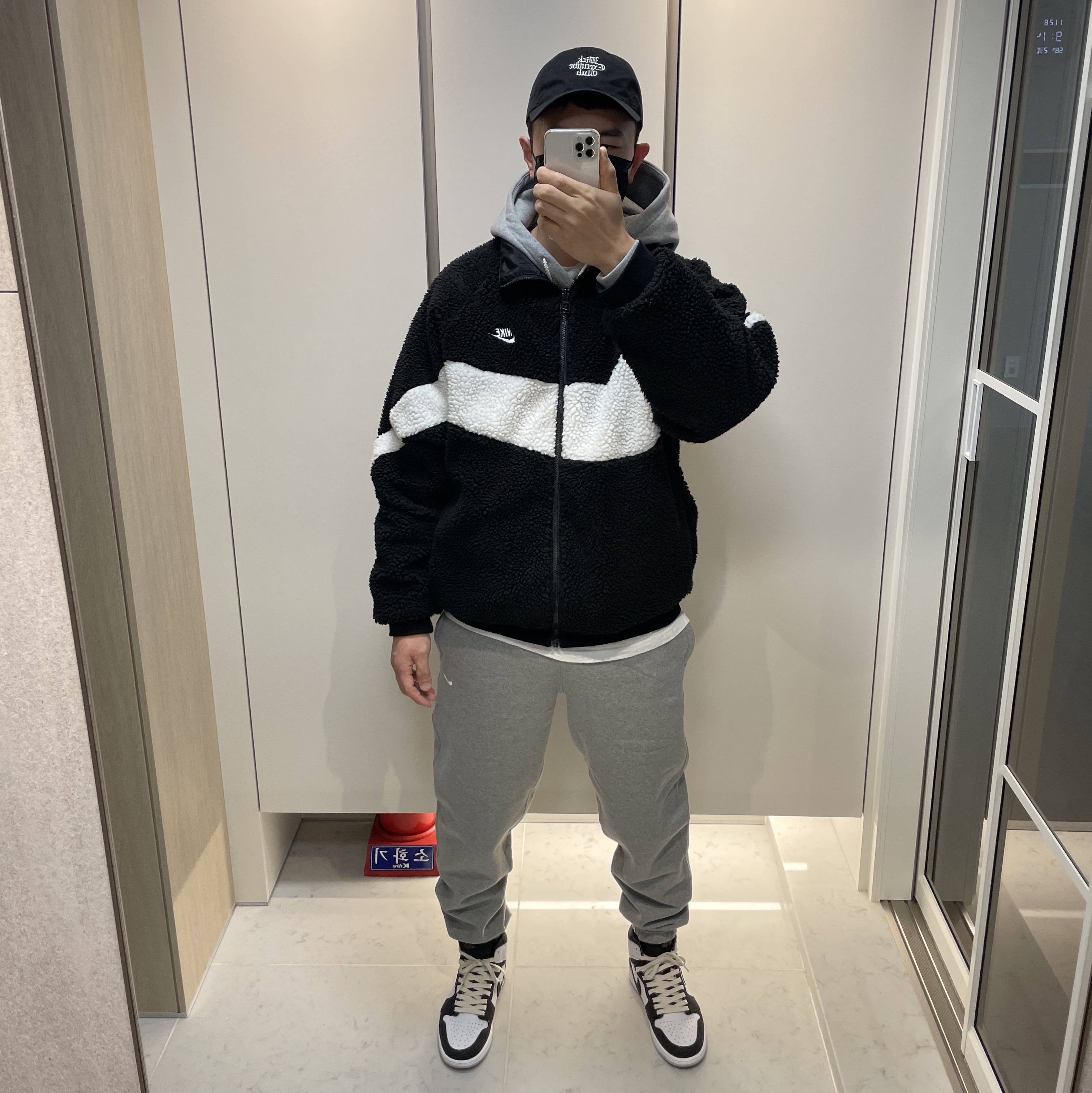 Jordan 1 Retro High OG Bleached Coral, Nike NRG Solo Swoosh Fleece Hoodie Dark Grey Heather - Asia 착용 스타일